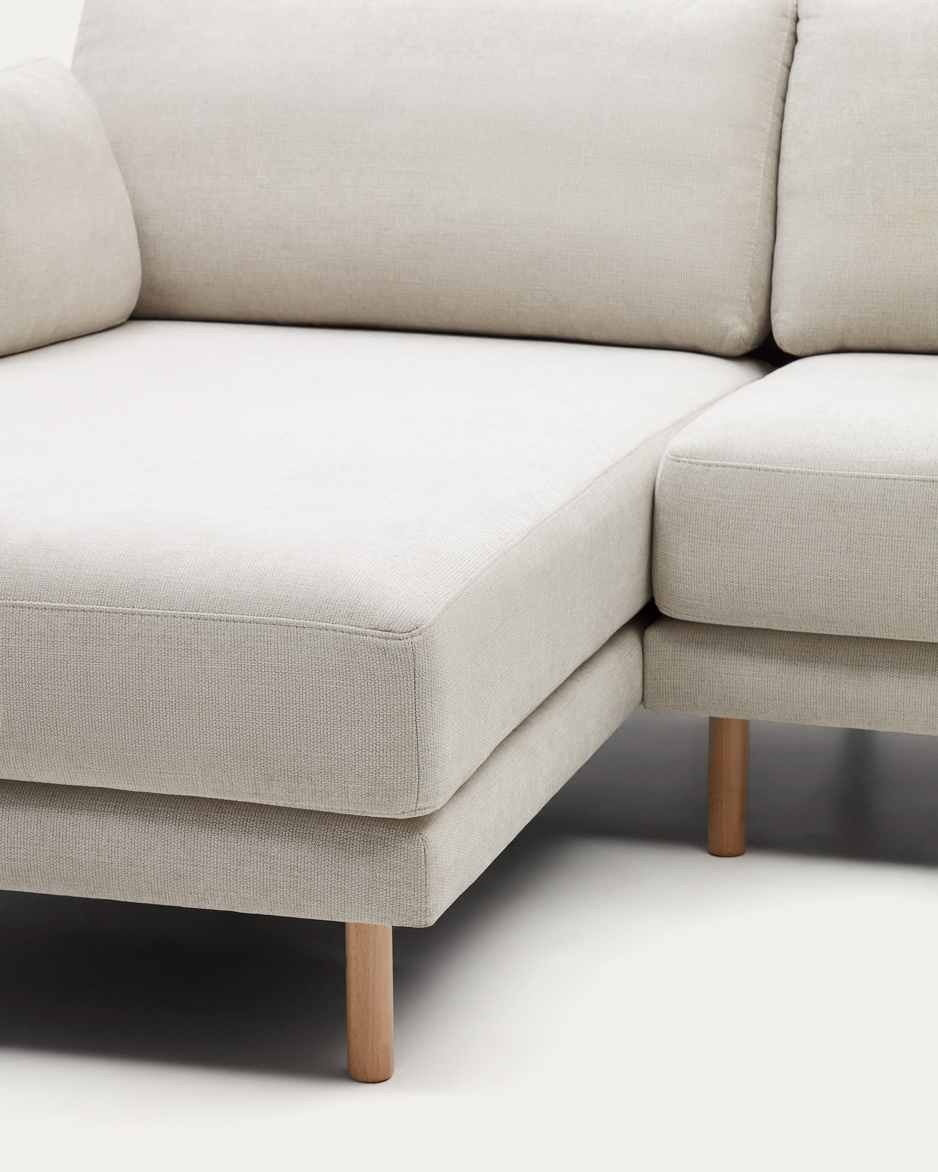 Gilma 3-Sitzer-Sofa Chaiselongue rechts/links Chenille in Perle Beine naturfarben 260 cm in Grau präsentiert im Onlineshop von KAQTU Design AG. 3er Sofa ist von Kave Home