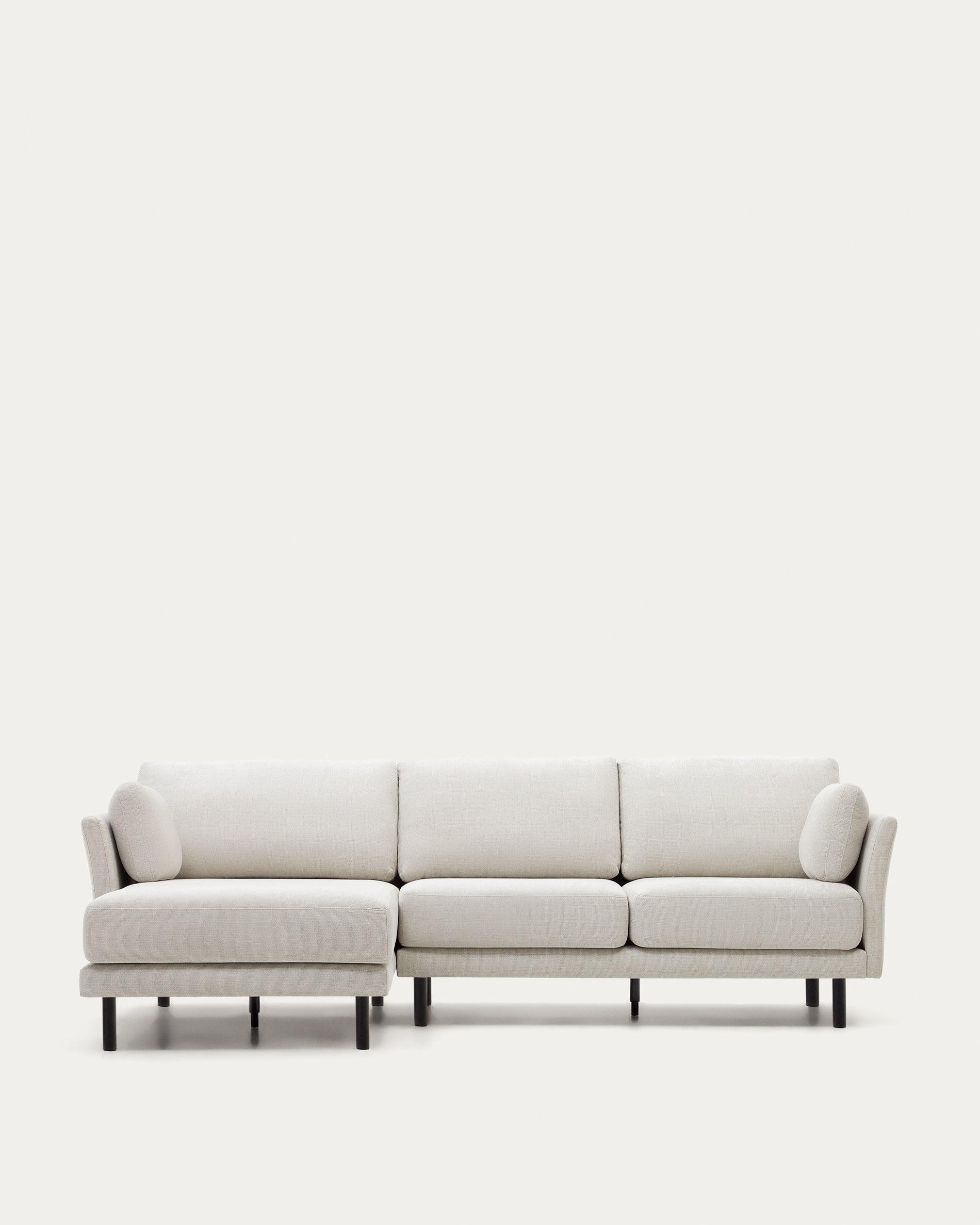 Gilma 3-Sitzer Sofa mit Chaiselongue rechts/links Chenille Perle Beine in Schwarz 260 cm in Grau präsentiert im Onlineshop von KAQTU Design AG. 3er Sofa ist von Kave Home