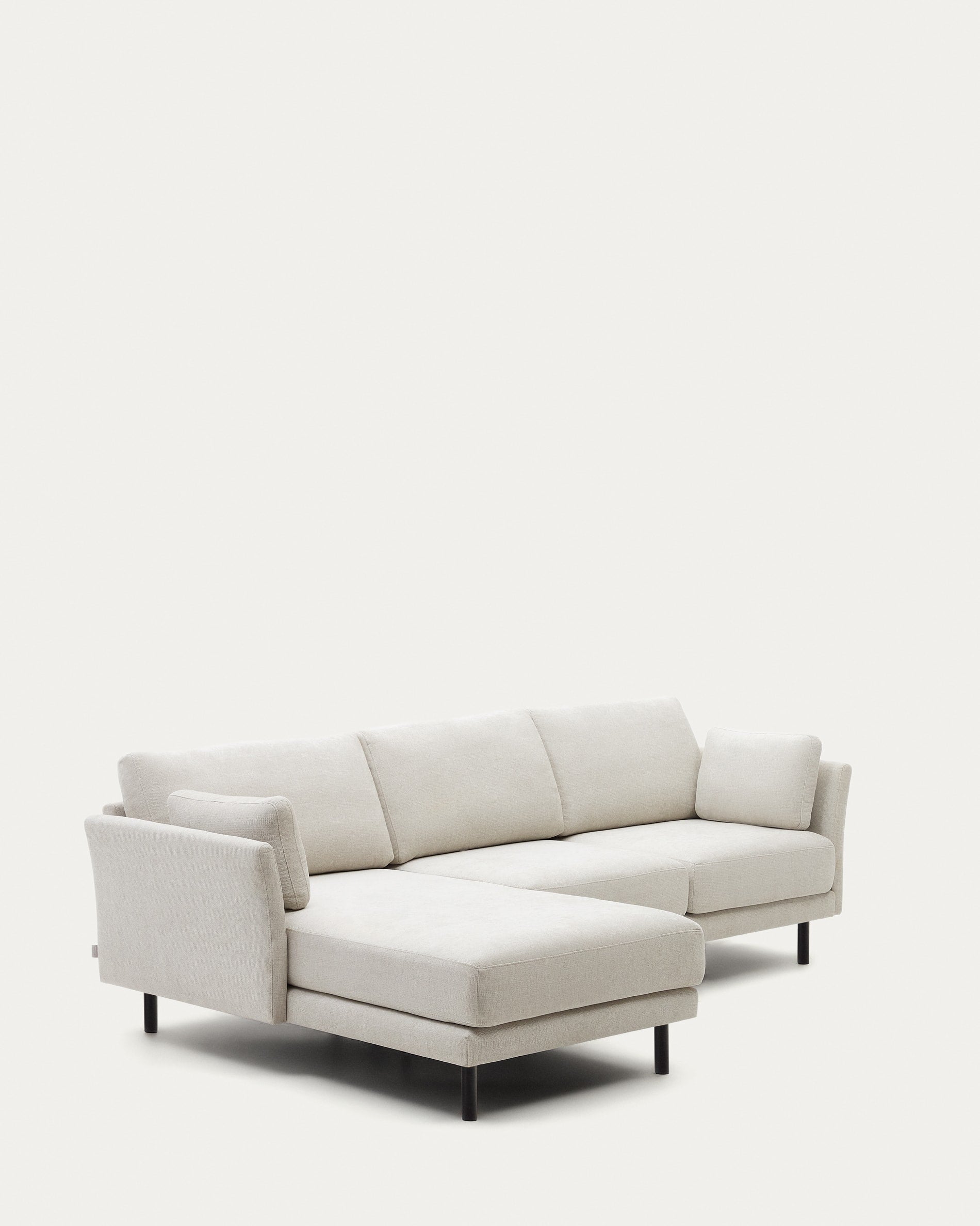 Gilma 3-Sitzer Sofa mit Chaiselongue rechts/links Chenille Perle Beine in Schwarz 260 cm in Grau präsentiert im Onlineshop von KAQTU Design AG. 3er Sofa ist von Kave Home