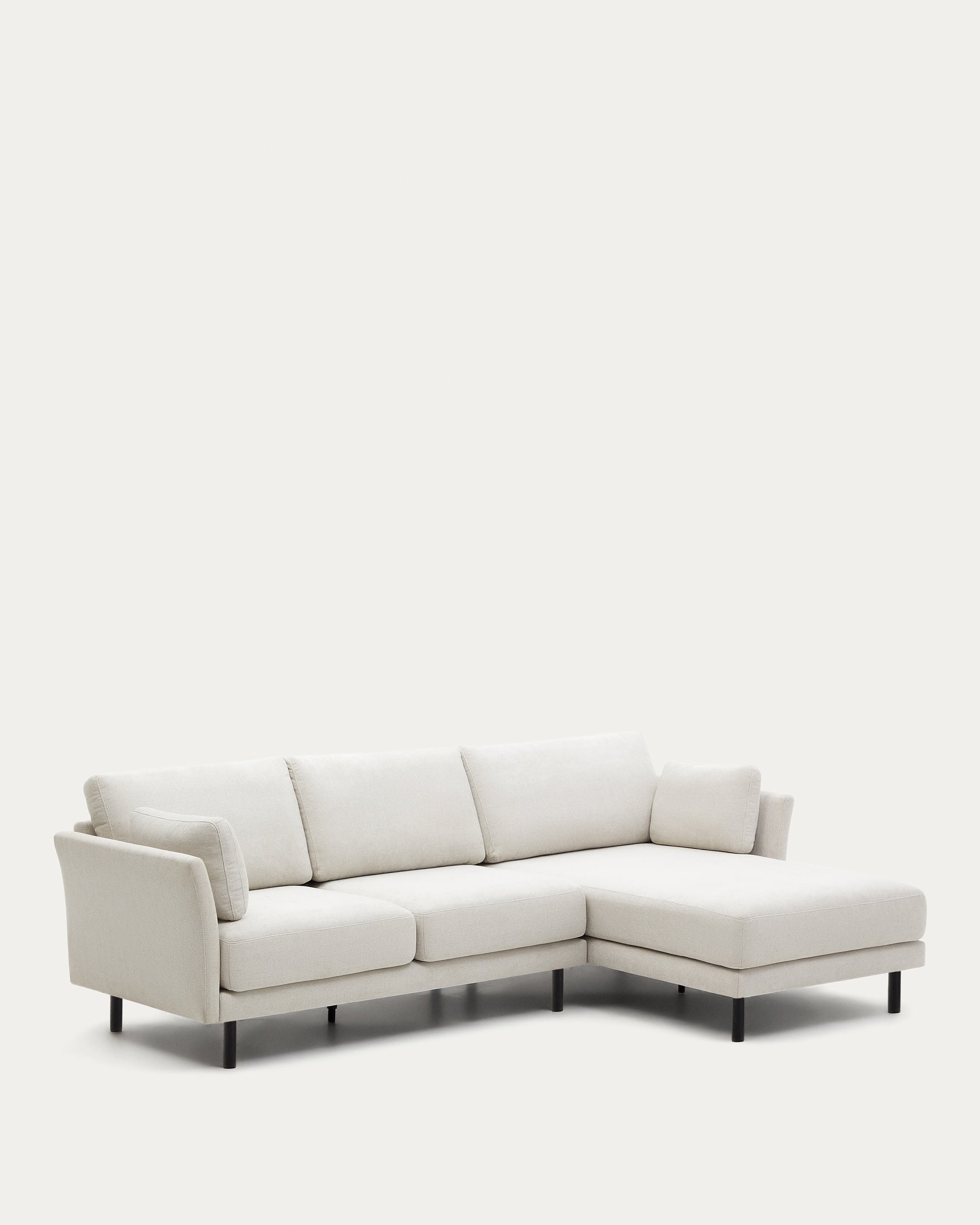 Gilma 3-Sitzer Sofa mit Chaiselongue rechts/links Chenille Perle Beine in Schwarz 260 cm in Grau präsentiert im Onlineshop von KAQTU Design AG. 3er Sofa ist von Kave Home