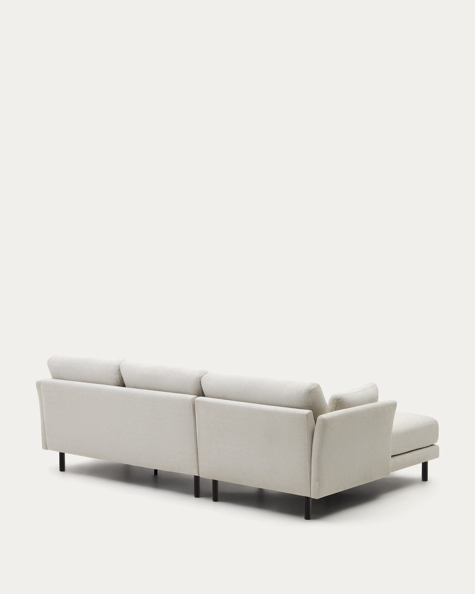 Gilma 3-Sitzer Sofa mit Chaiselongue rechts/links Chenille Perle Beine in Schwarz 260 cm in Grau präsentiert im Onlineshop von KAQTU Design AG. 3er Sofa ist von Kave Home