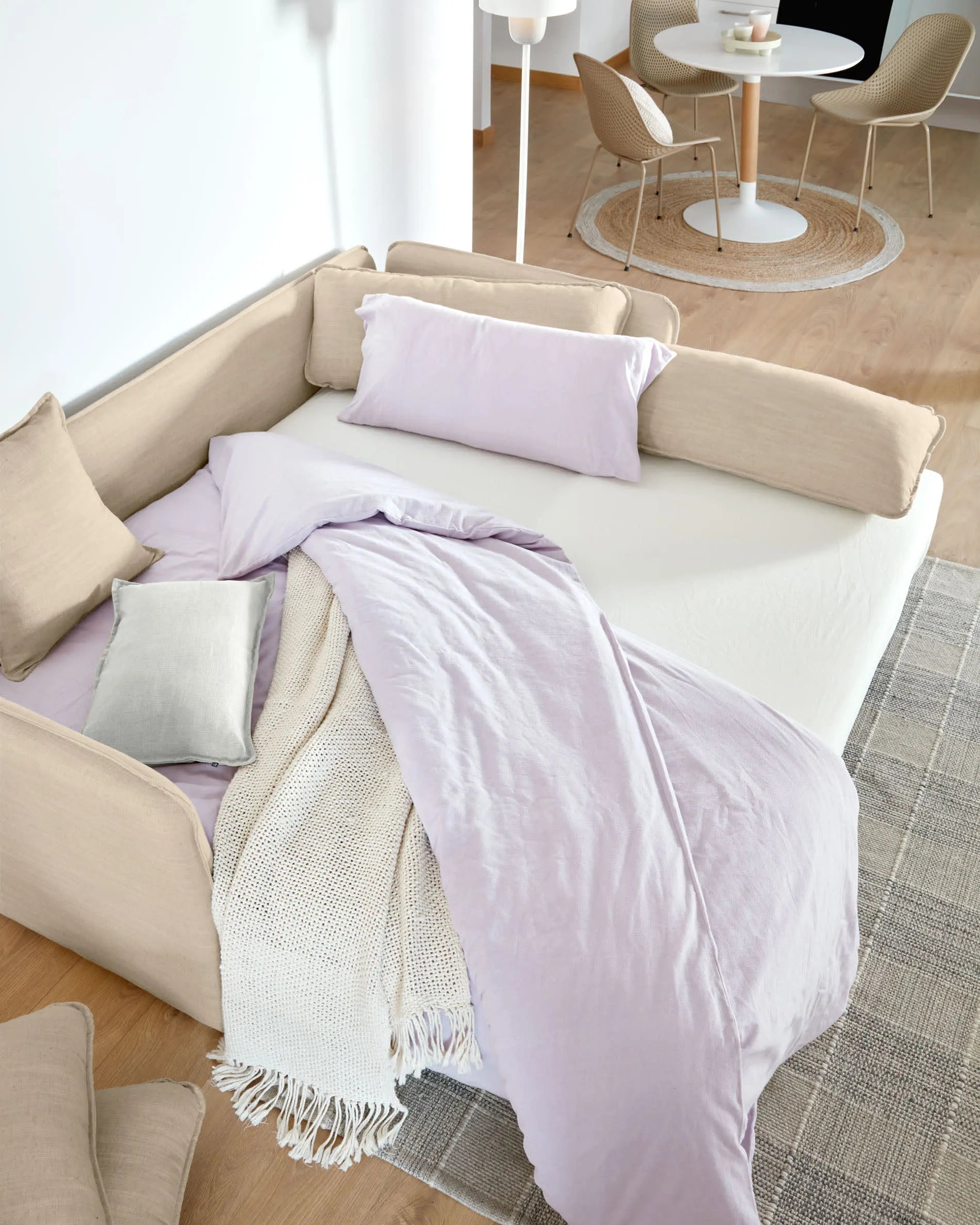 Elegantes Schlafsofa in Beige mit Buchenholzbeinen, wandelbar und nachhaltig, ideal für stilvolles Wohnen.