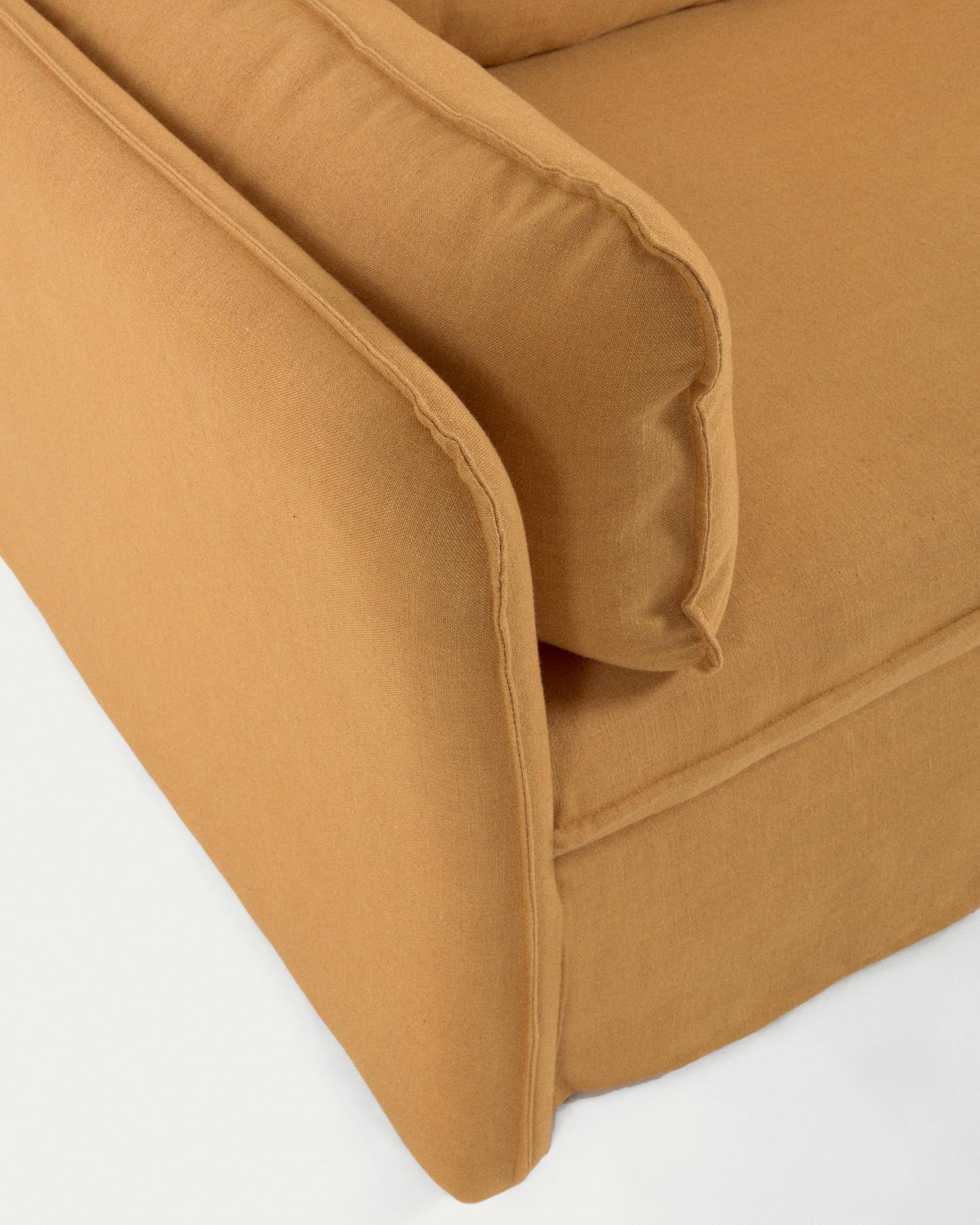 Tanit Schlafsofa senffarben und Beine aus massivem Buchenholz natürliches Finish 210 cm in Senfgelb präsentiert im Onlineshop von KAQTU Design AG. Bettsofa ist von Kave Home