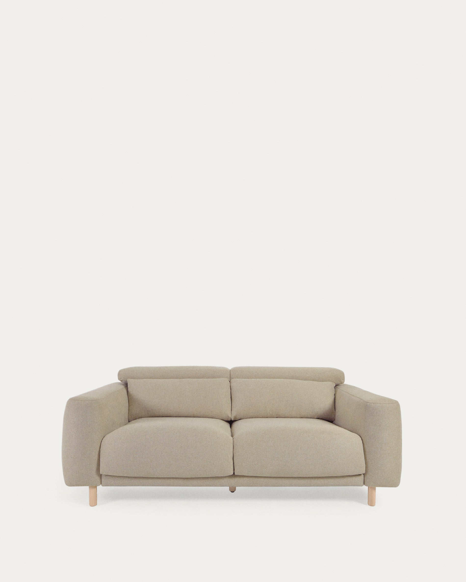 Singa 3-Sitzer Sofa mit verstellbarer Kopfstütze und ausziehbarem Sitz beige 215 cm FSC Mix Credit in  präsentiert im Onlineshop von KAQTU Design AG. 3er Sofa ist von Kave Home