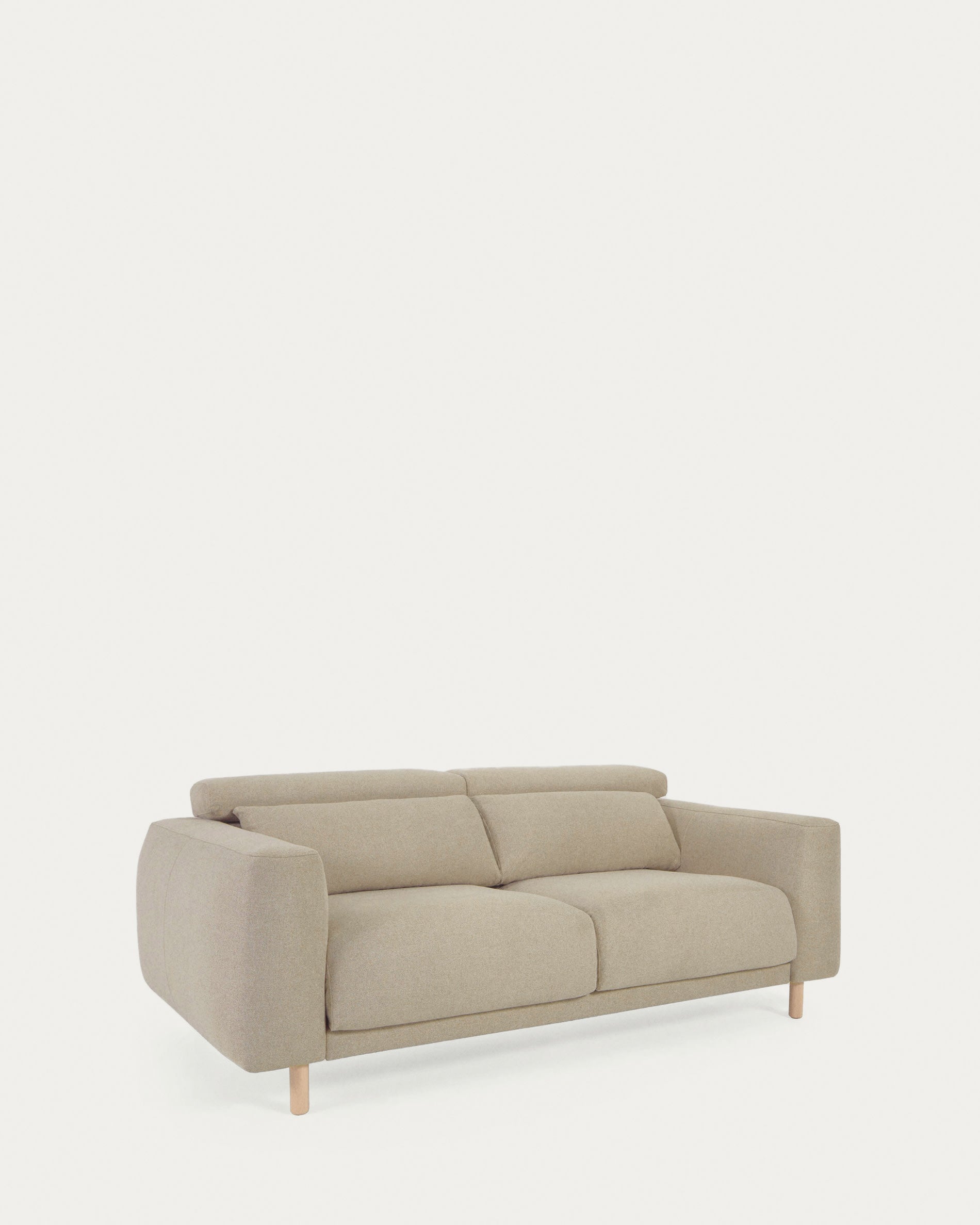 Singa 3-Sitzer Sofa mit verstellbarer Kopfstütze und ausziehbarem Sitz beige 215 cm FSC Mix Credit in  präsentiert im Onlineshop von KAQTU Design AG. 3er Sofa ist von Kave Home