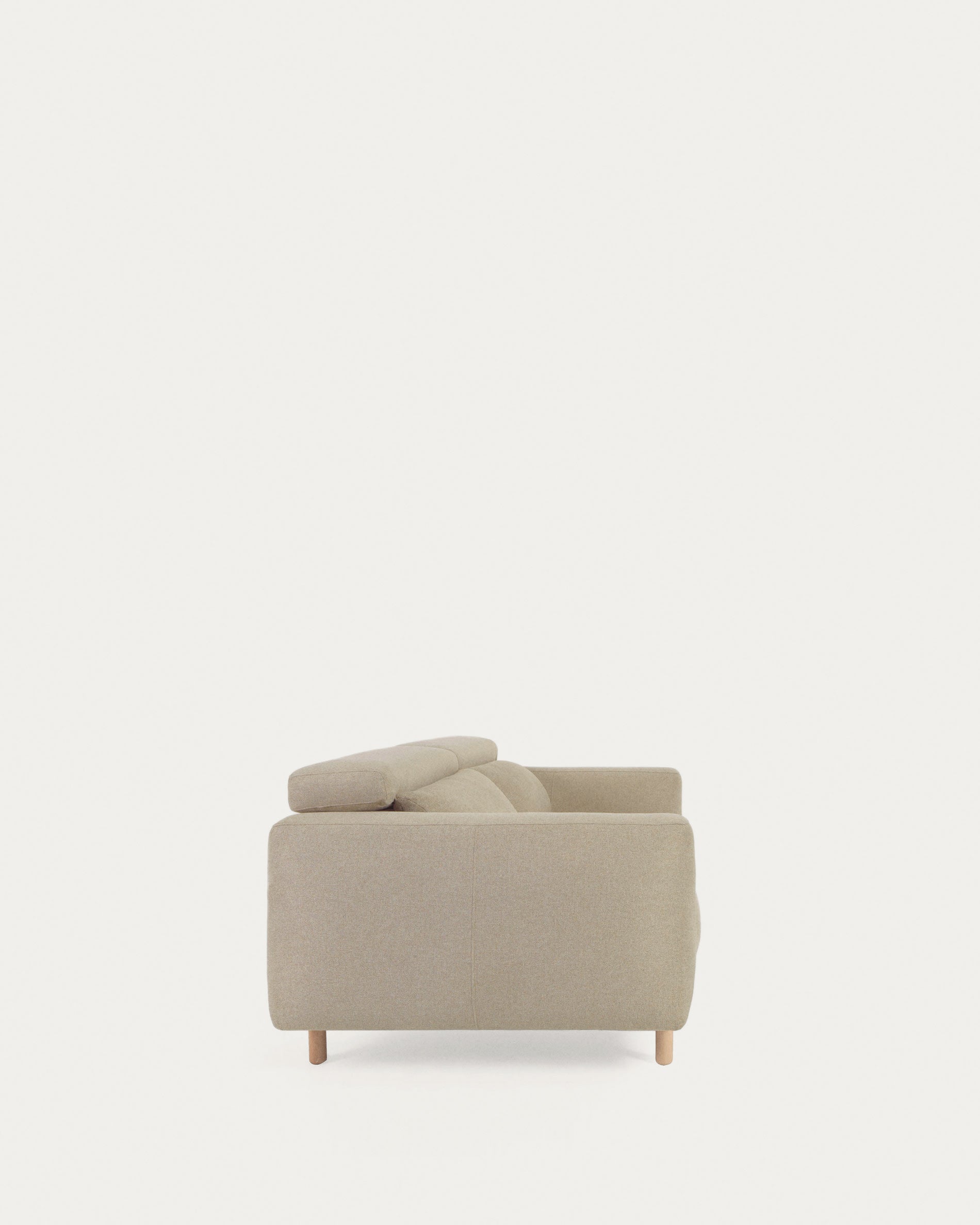 Singa 3-Sitzer Sofa mit verstellbarer Kopfstütze und ausziehbarem Sitz beige 215 cm FSC Mix Credit in  präsentiert im Onlineshop von KAQTU Design AG. 3er Sofa ist von Kave Home