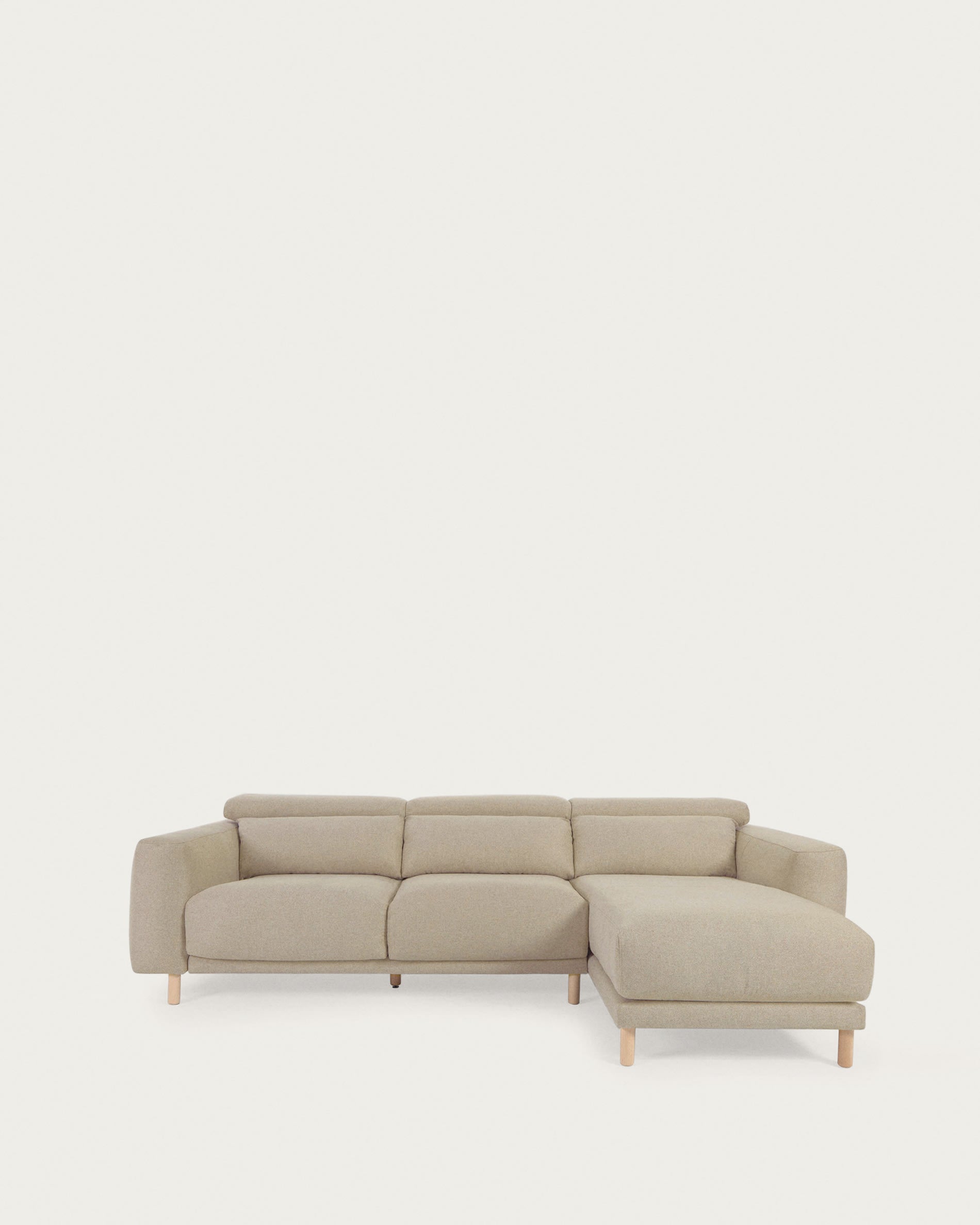 Singa 3-Sitzer Sofa mit Chaiselongue rechts, verstellbarer Kopfstütze und ausziehbarem Sitz beige 296 cm FSC Mix Credit in  präsentiert im Onlineshop von KAQTU Design AG. 3er Sofa ist von Kave Home