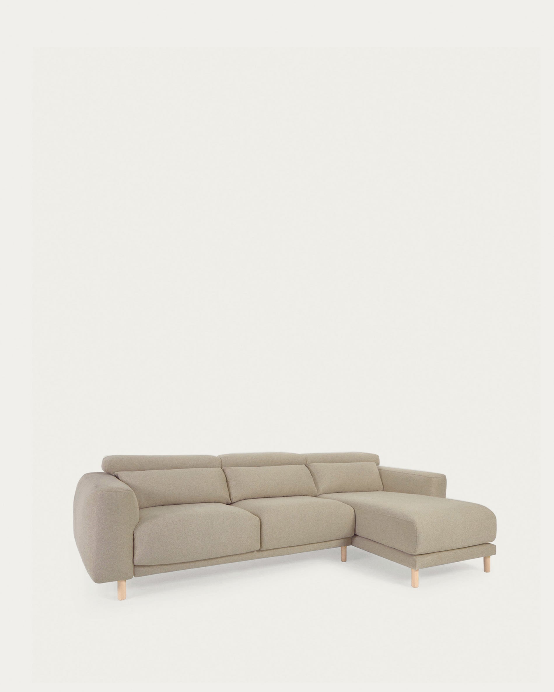 Singa 3-Sitzer Sofa mit Chaiselongue rechts, verstellbarer Kopfstütze und ausziehbarem Sitz beige 296 cm FSC Mix Credit in  präsentiert im Onlineshop von KAQTU Design AG. 3er Sofa ist von Kave Home