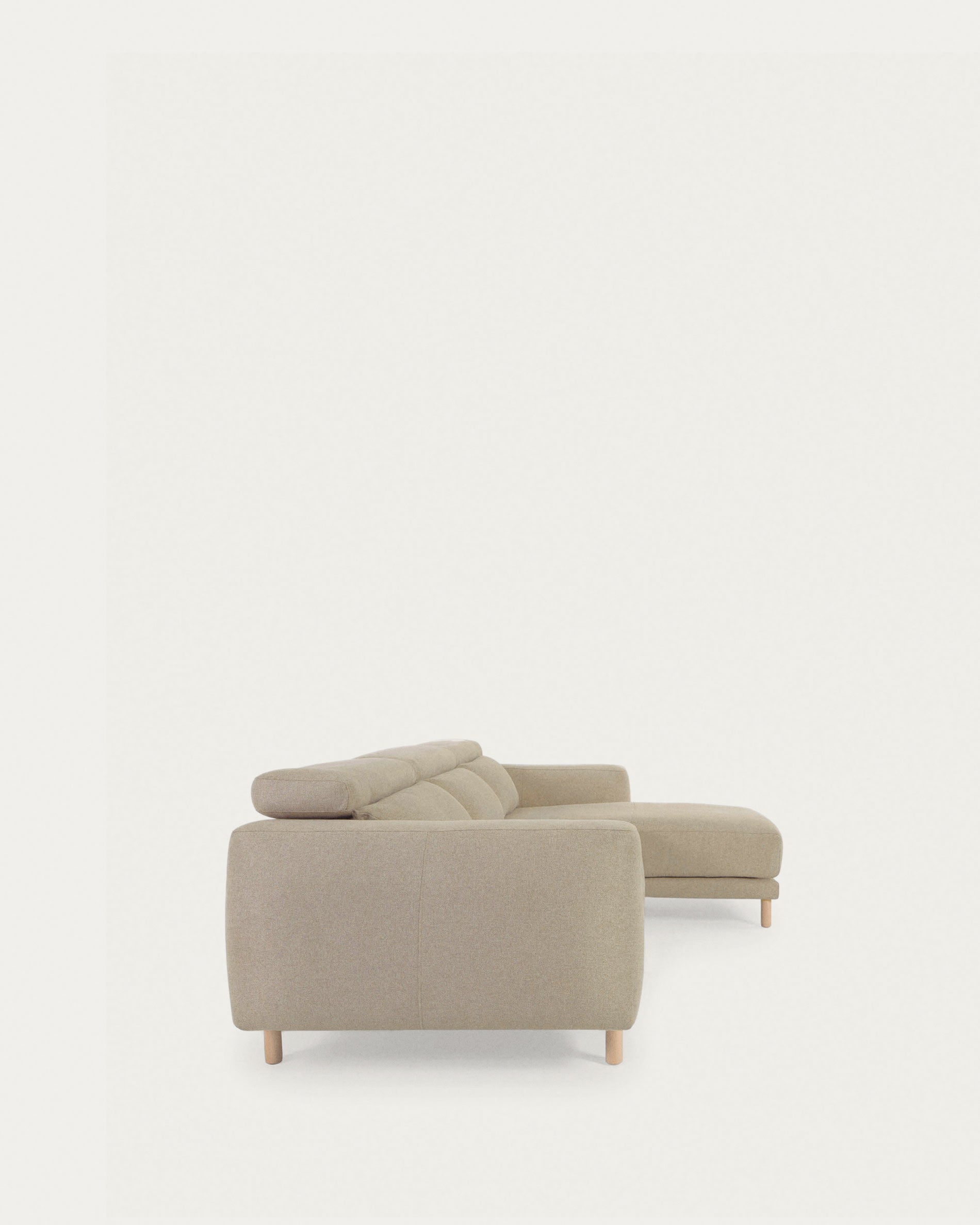 Singa 3-Sitzer Sofa mit Chaiselongue rechts, verstellbarer Kopfstütze und ausziehbarem Sitz beige 296 cm FSC Mix Credit in  präsentiert im Onlineshop von KAQTU Design AG. 3er Sofa ist von Kave Home