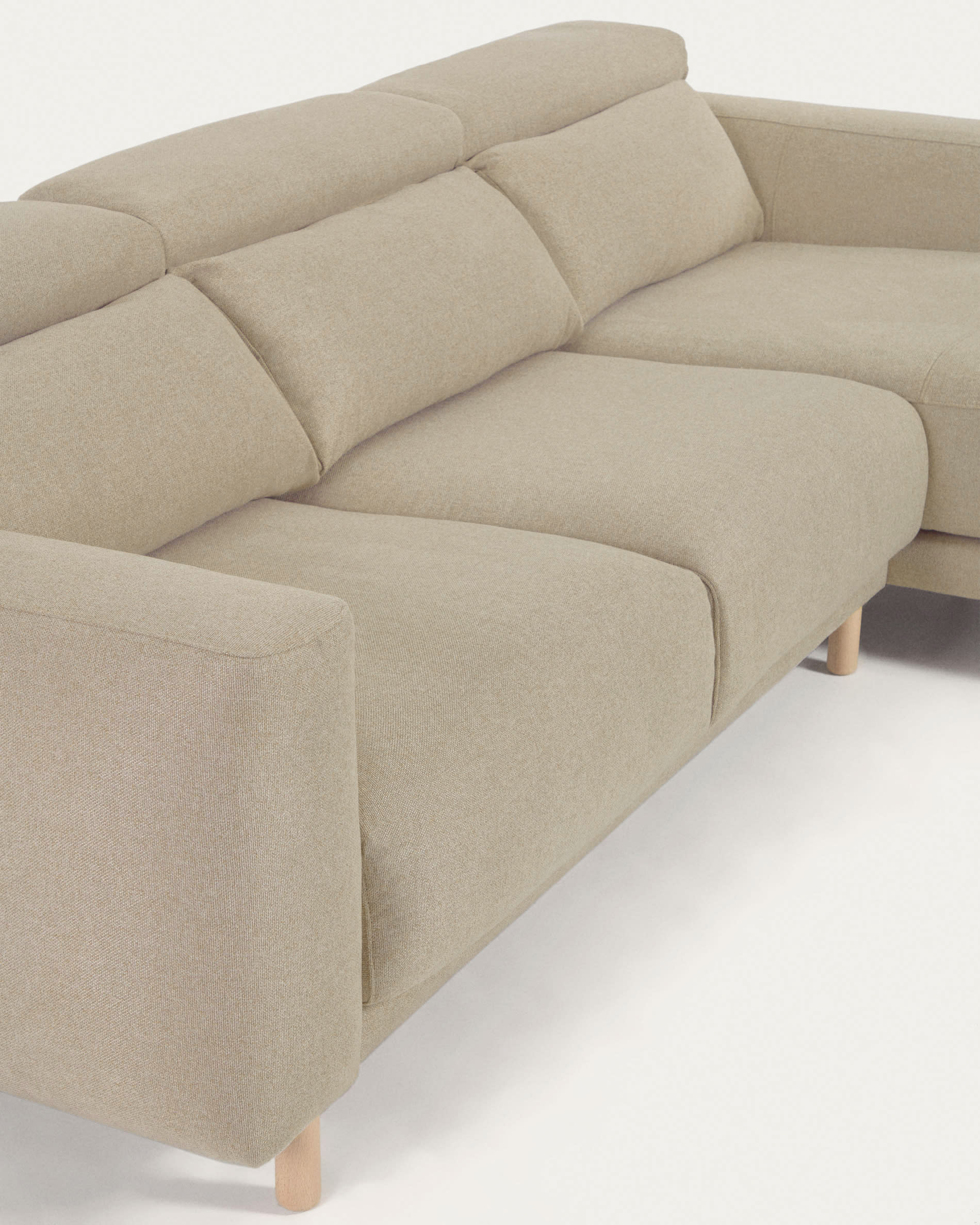 Singa 3-Sitzer Sofa mit Chaiselongue rechts, verstellbarer Kopfstütze und ausziehbarem Sitz beige 296 cm FSC Mix Credit in  präsentiert im Onlineshop von KAQTU Design AG. 3er Sofa ist von Kave Home