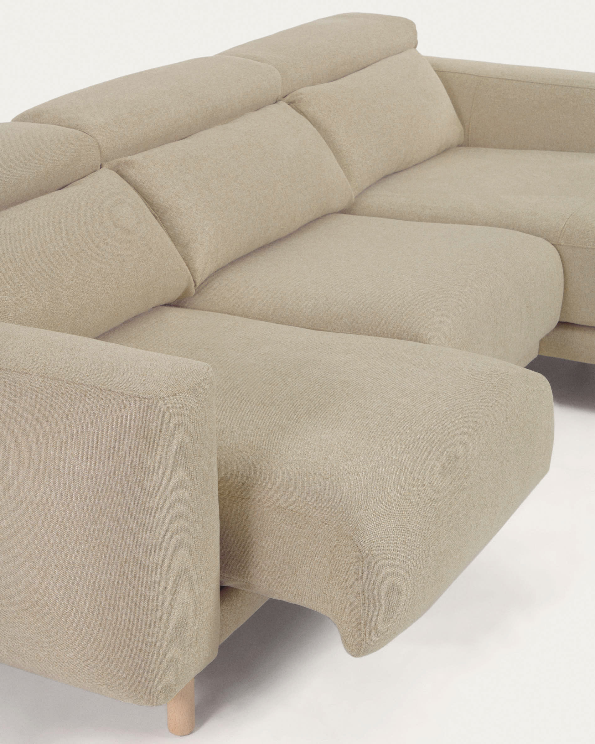 Singa 3-Sitzer Sofa mit Chaiselongue rechts, verstellbarer Kopfstütze und ausziehbarem Sitz beige 296 cm FSC Mix Credit in  präsentiert im Onlineshop von KAQTU Design AG. 3er Sofa ist von Kave Home