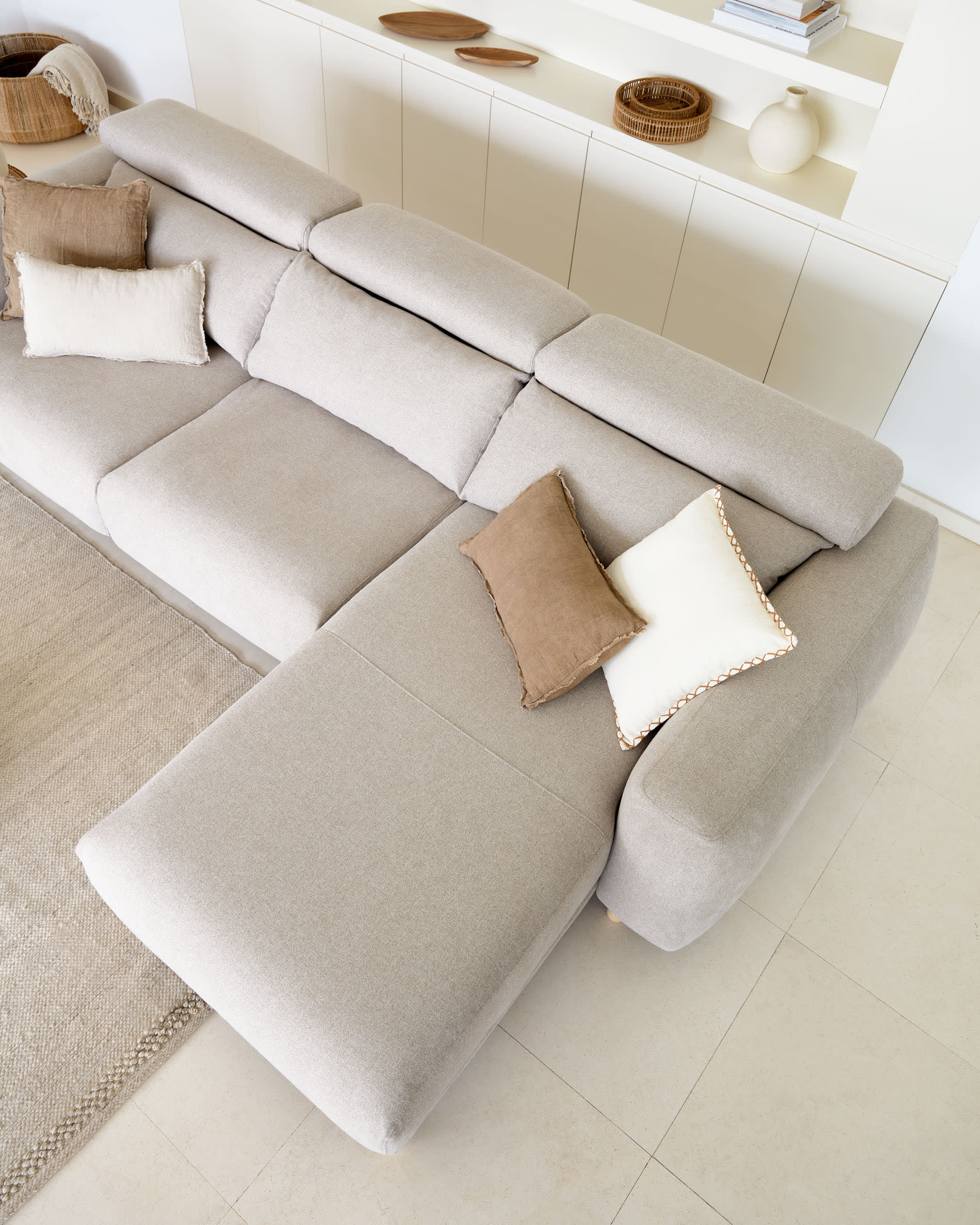 Singa 3-Sitzer Sofa mit Chaiselongue rechts, verstellbarer Kopfstütze und ausziehbarem Sitz beige 296 cm FSC Mix Credit in  präsentiert im Onlineshop von KAQTU Design AG. 3er Sofa ist von Kave Home