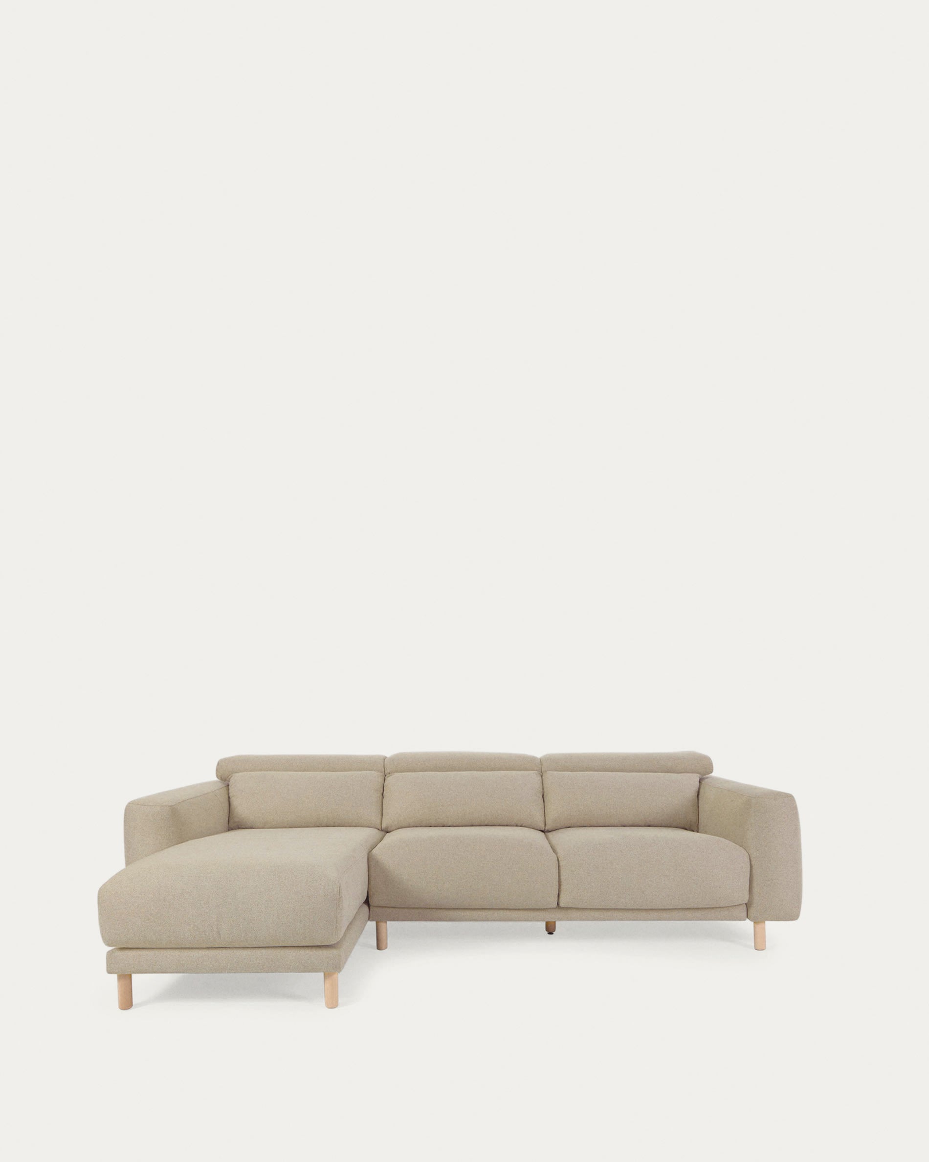 Singa 3-Sitzer Sofa mit Chaiselongue links, verstellbarer Kopfstütze und ausziehbarem Sitz beige 296 cm FSC Mix Credit in Beige präsentiert im Onlineshop von KAQTU Design AG. 3er Sofa ist von Kave Home