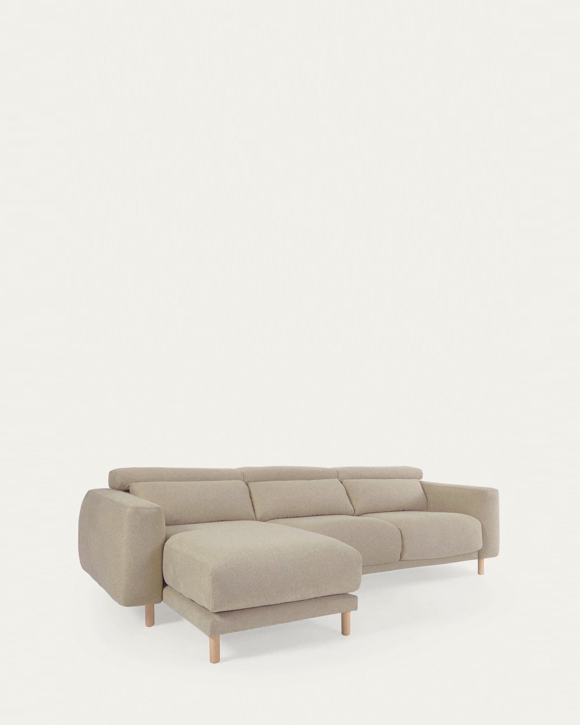 Singa 3-Sitzer Sofa mit Chaiselongue links, verstellbarer Kopfstütze und ausziehbarem Sitz beige 296 cm FSC Mix Credit in Beige präsentiert im Onlineshop von KAQTU Design AG. 3er Sofa ist von Kave Home