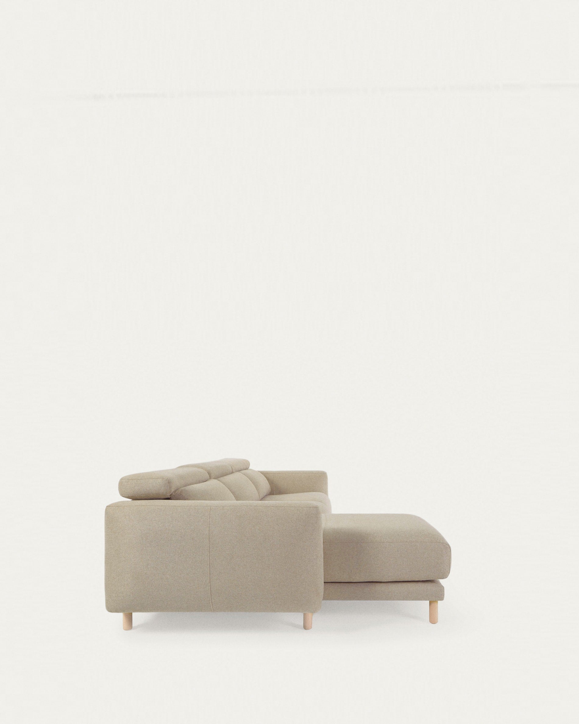 Singa 3-Sitzer Sofa mit Chaiselongue links, verstellbarer Kopfstütze und ausziehbarem Sitz beige 296 cm FSC Mix Credit in Beige präsentiert im Onlineshop von KAQTU Design AG. 3er Sofa ist von Kave Home