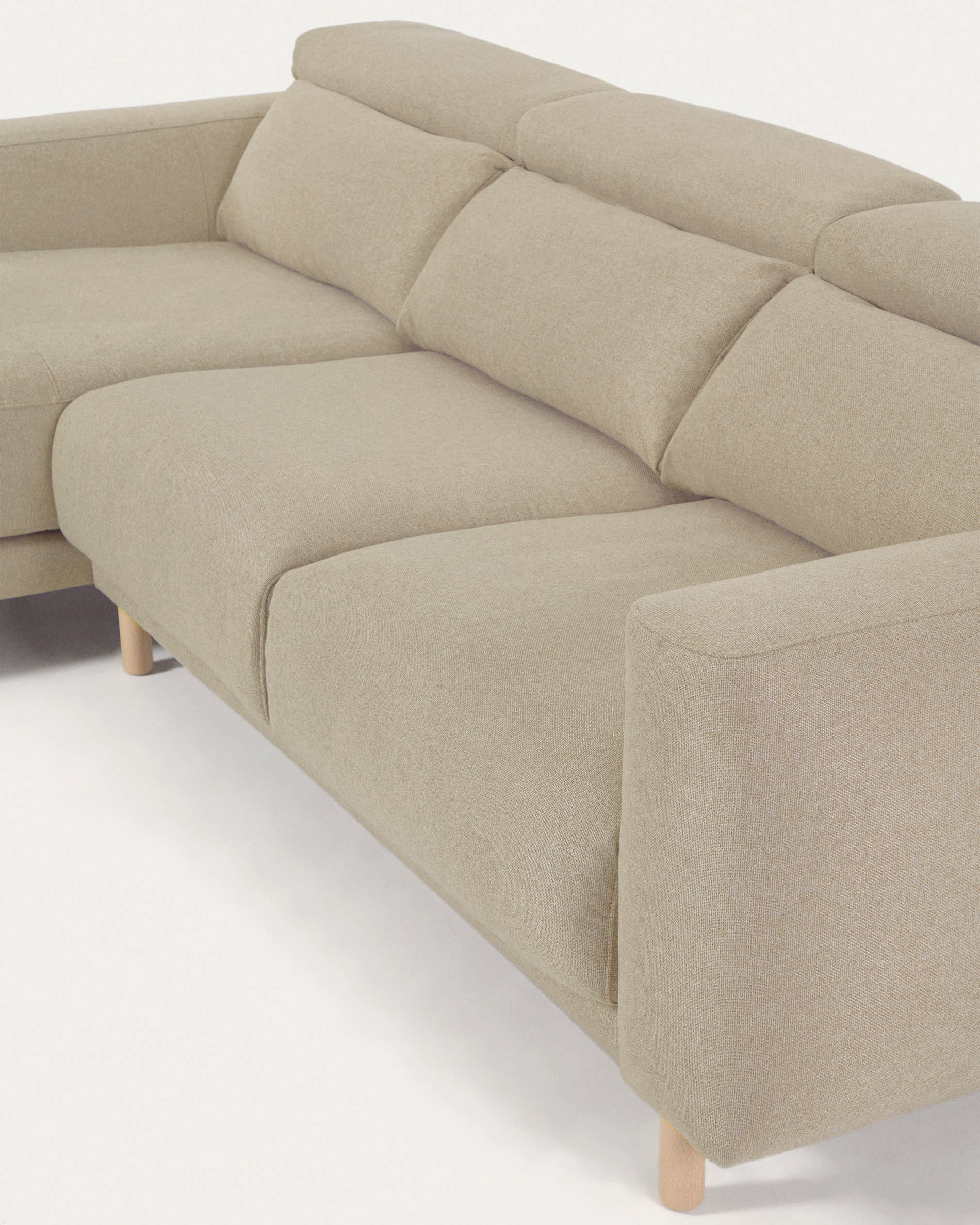 Singa 3-Sitzer Sofa mit Chaiselongue links, verstellbarer Kopfstütze und ausziehbarem Sitz beige 296 cm FSC Mix Credit in Beige präsentiert im Onlineshop von KAQTU Design AG. 3er Sofa ist von Kave Home