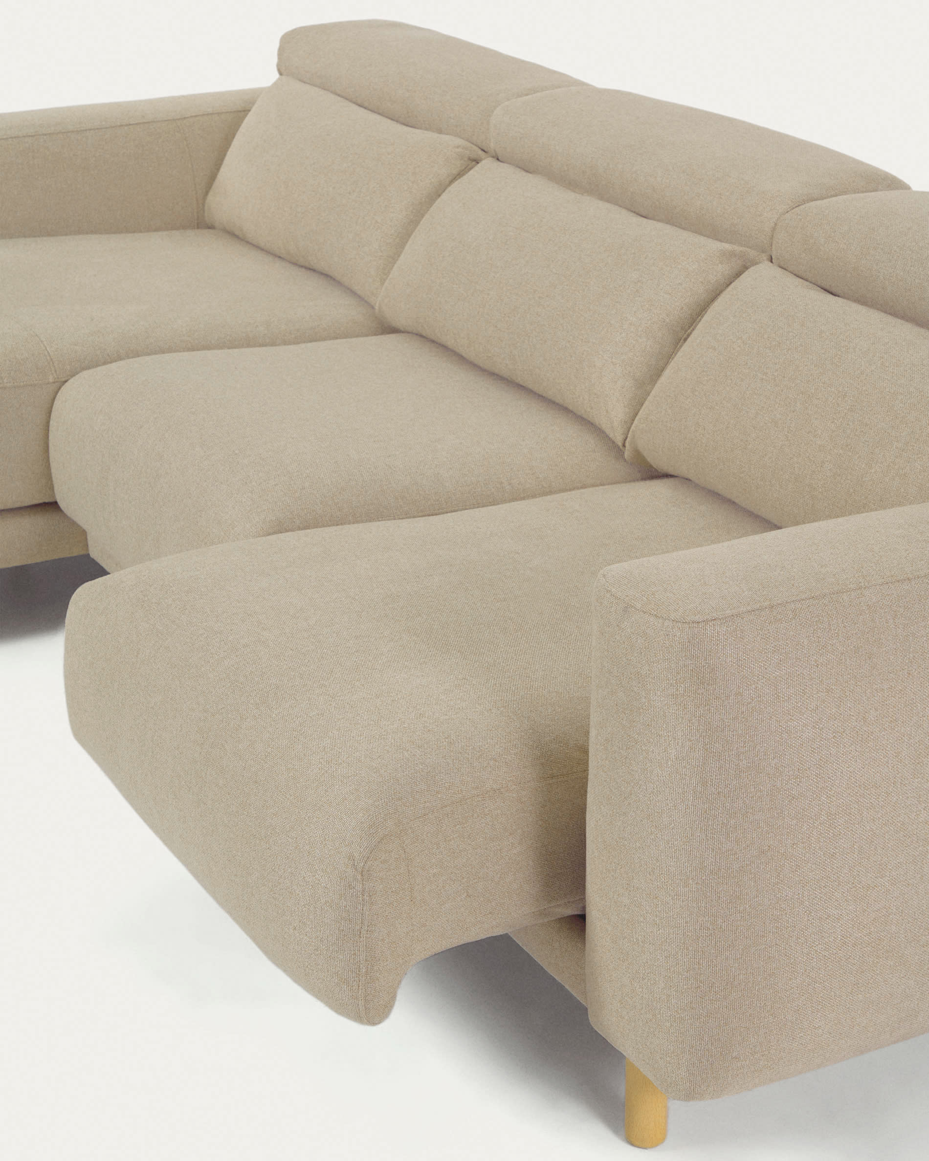 Singa 3-Sitzer Sofa mit Chaiselongue links, verstellbarer Kopfstütze und ausziehbarem Sitz beige 296 cm FSC Mix Credit in Beige präsentiert im Onlineshop von KAQTU Design AG. 3er Sofa ist von Kave Home