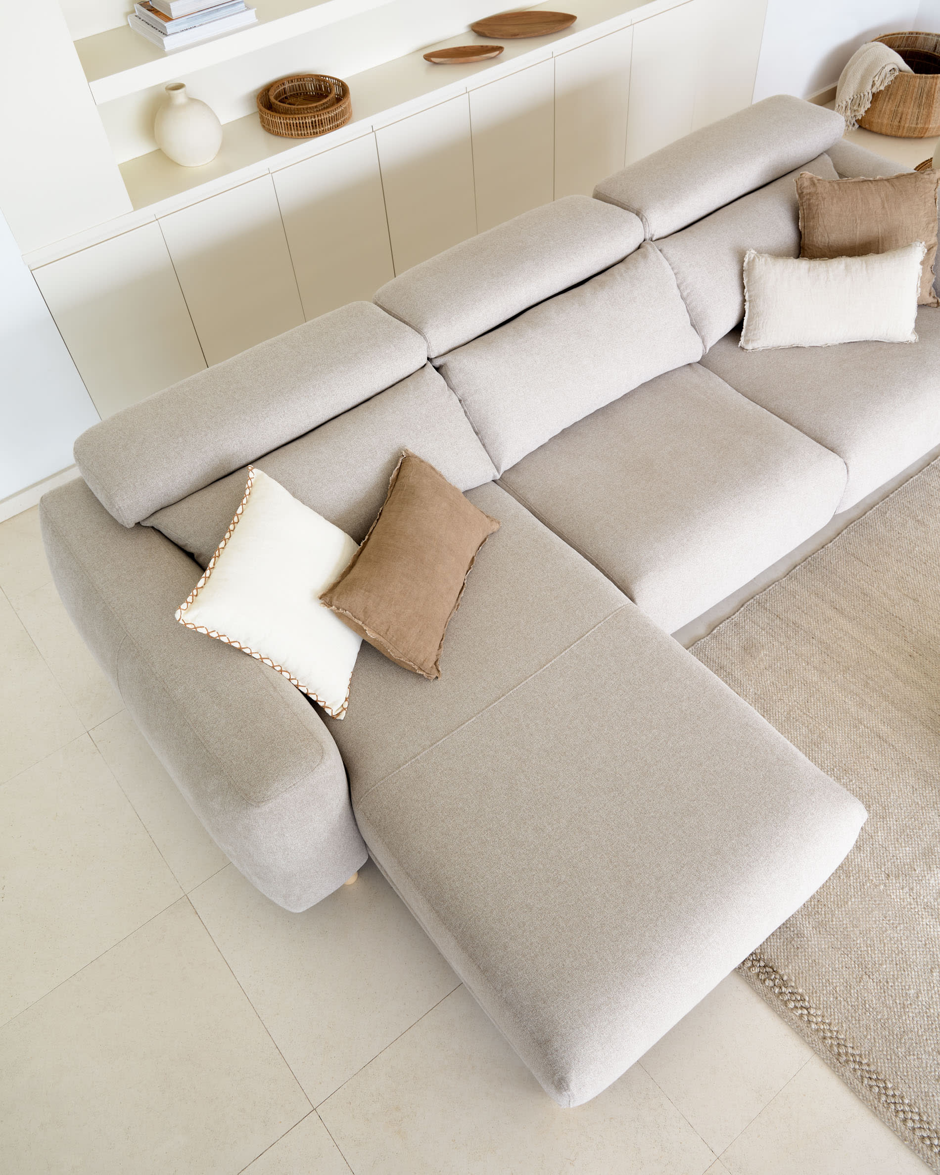 Singa 3-Sitzer Sofa mit Chaiselongue links, verstellbarer Kopfstütze und ausziehbarem Sitz beige 296 cm FSC Mix Credit in Beige präsentiert im Onlineshop von KAQTU Design AG. 3er Sofa ist von Kave Home