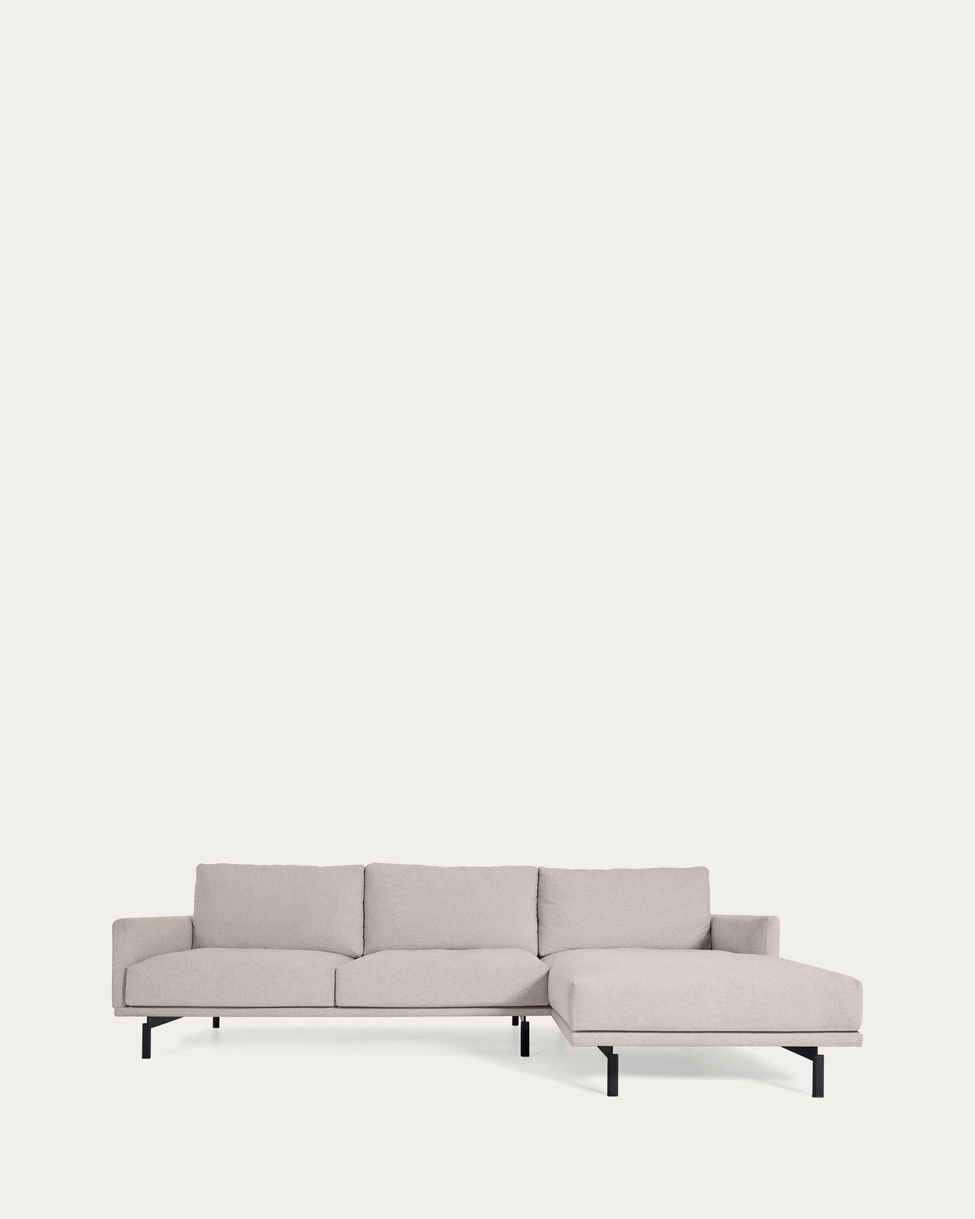 Galene 3-Sitzer Sofa beige mit Chaiselongue rechts 254 cm in Beige präsentiert im Onlineshop von KAQTU Design AG. 3er Sofa ist von Kave Home