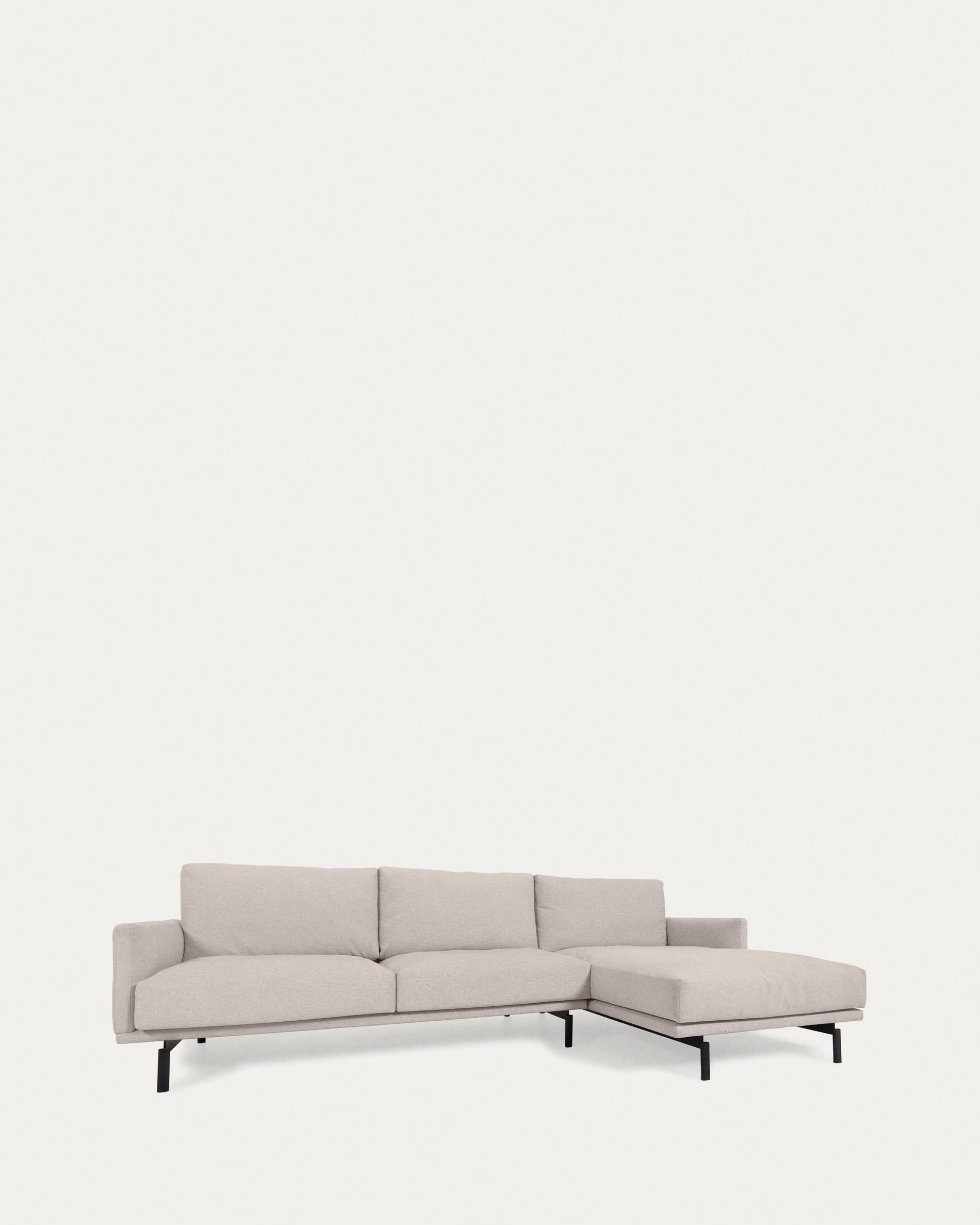 Galene 3-Sitzer Sofa beige mit Chaiselongue rechts 254 cm in Beige präsentiert im Onlineshop von KAQTU Design AG. 3er Sofa ist von Kave Home