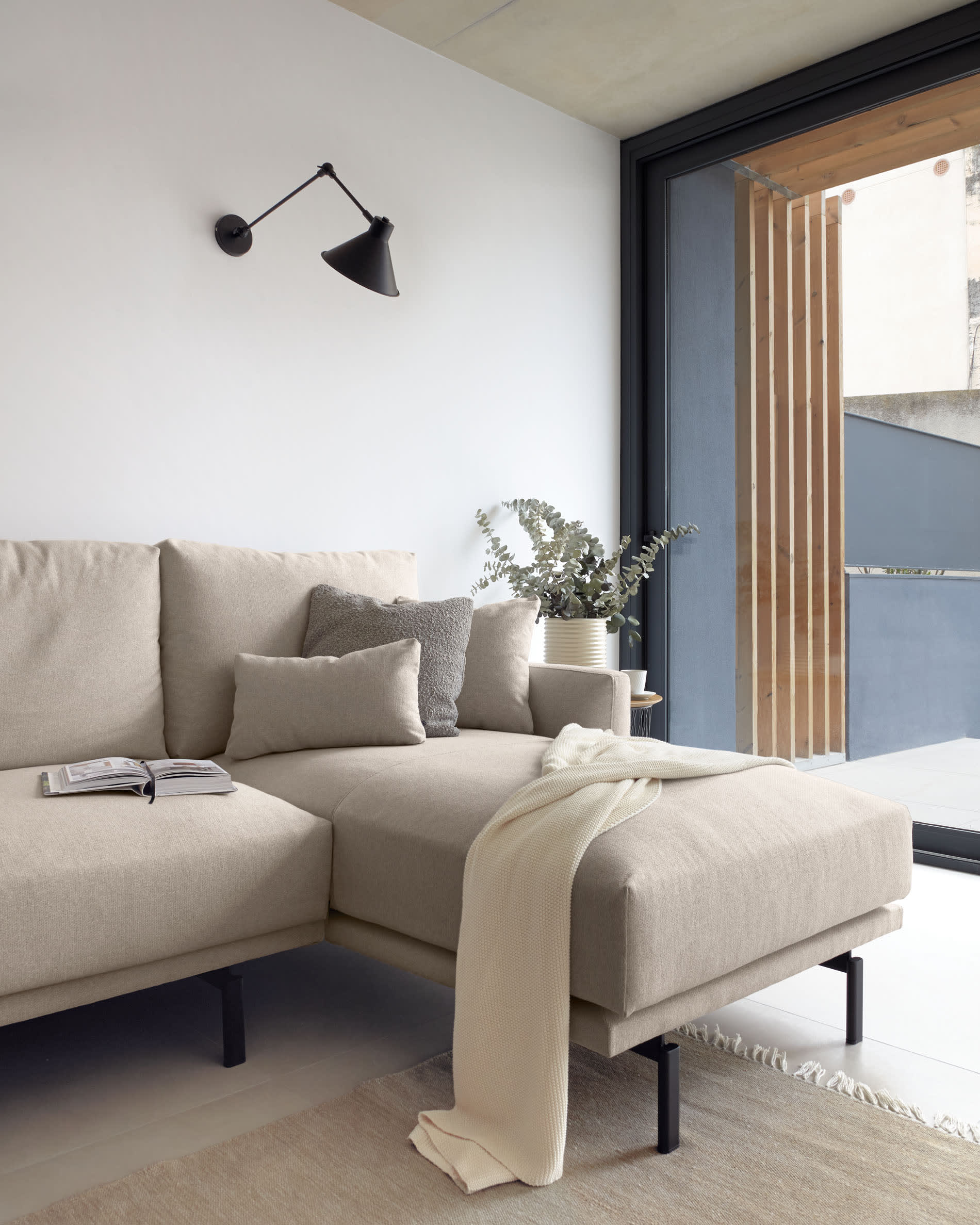 Galene 3-Sitzer Sofa beige mit Chaiselongue rechts 254 cm in Beige präsentiert im Onlineshop von KAQTU Design AG. 3er Sofa ist von Kave Home