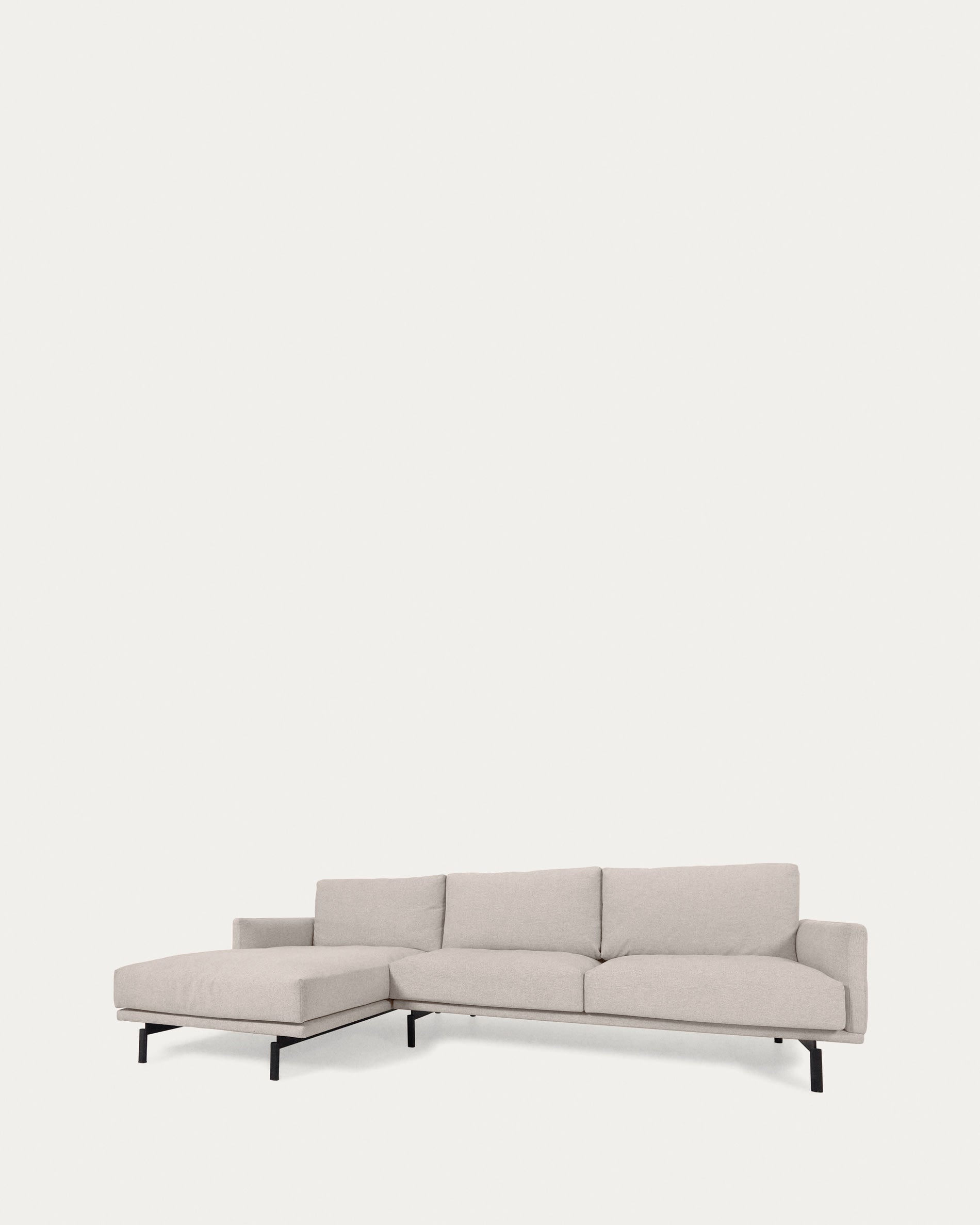 Galene 3-Sitzer Sofa beige mit Chaiselongue links 254 cm in Beige präsentiert im Onlineshop von KAQTU Design AG. 3er Sofa ist von Kave Home