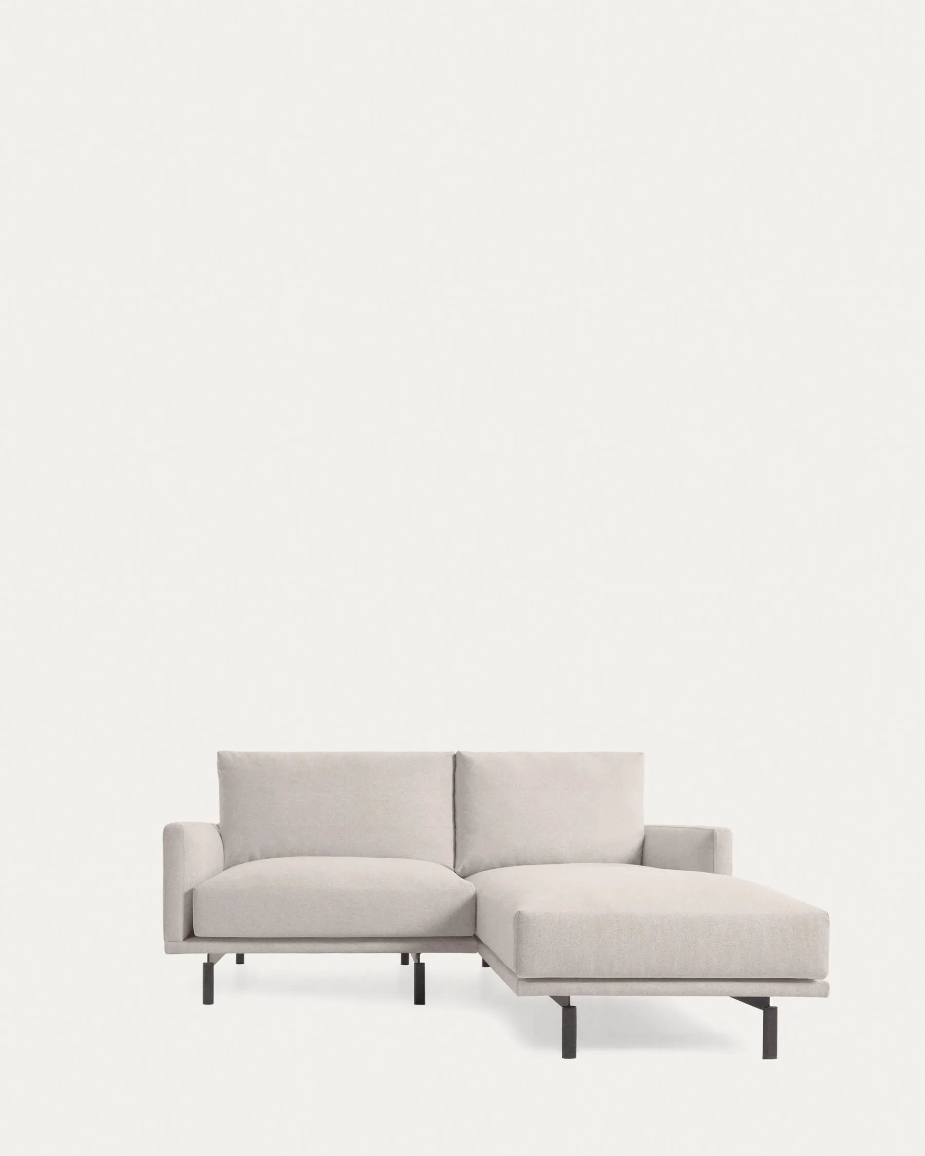 Elegantes beiges 3-Sitzer Sofa mit rechter Chaiselongue, Daunenpolsterung, aus recyceltem PET, für AR geeignet.