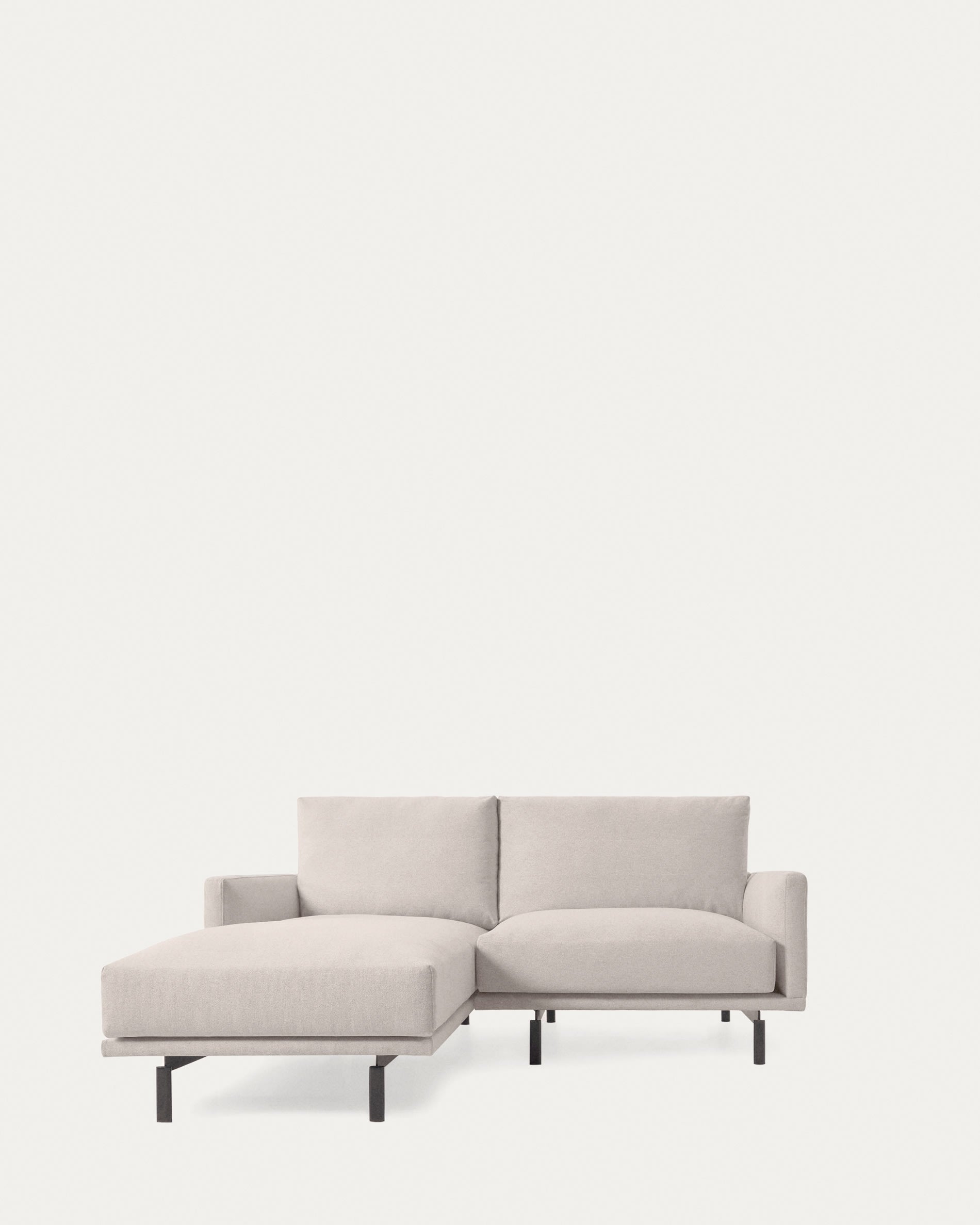 Galene 3-Sitzer Sofa beige mit Chaiselongue links 194 cm in Beige präsentiert im Onlineshop von KAQTU Design AG. 3er Sofa ist von Kave Home