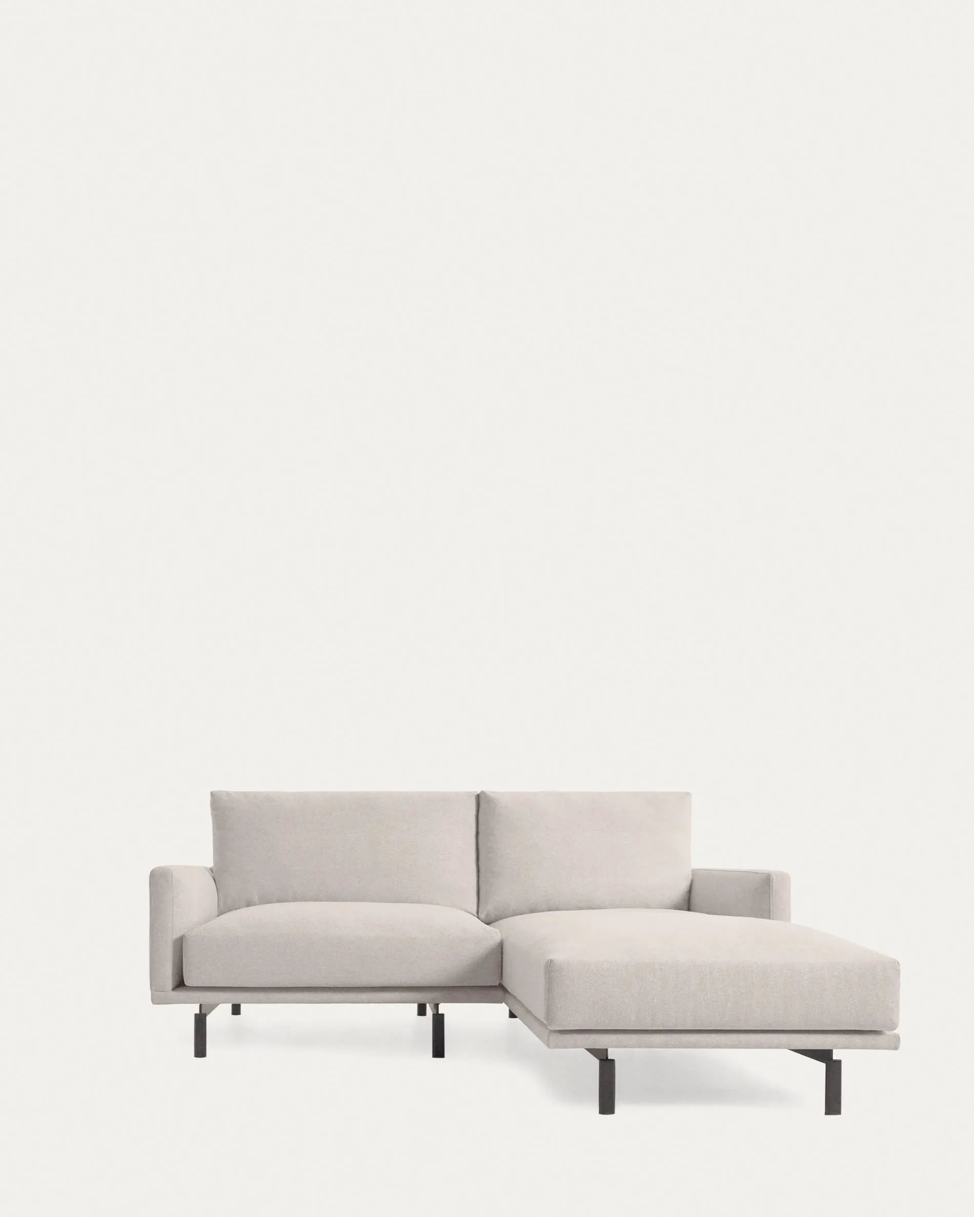 3D-Modell: Beiges 3-Sitzer Sofa mit rechter Chaiselongue, 214 cm. Modern, komfortabel, nachhaltig. Ideal für Wohnzimmer.