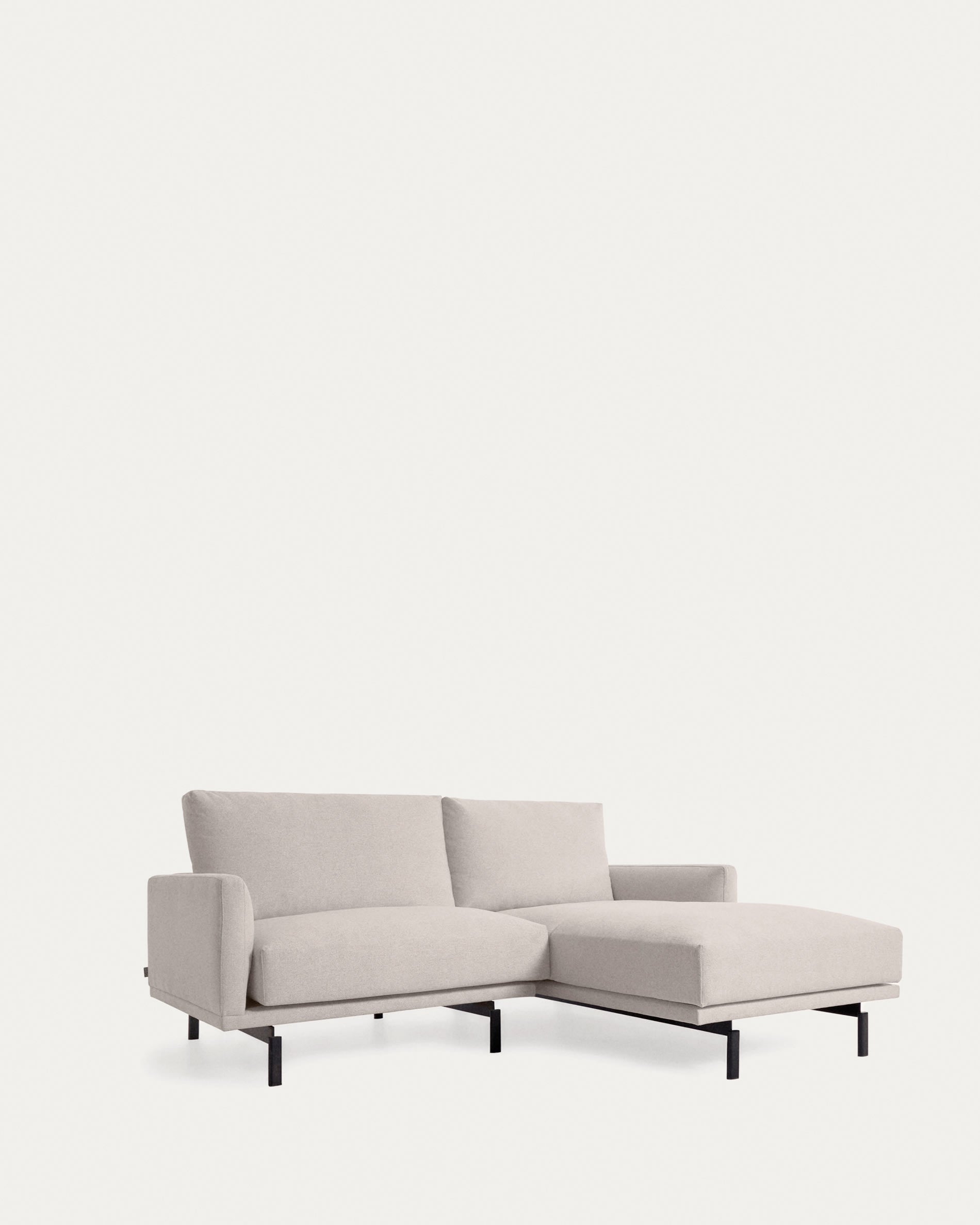 Galene 3-Sitzer Sofa beige mit Chaiselongue rechts 214 cm in Beige präsentiert im Onlineshop von KAQTU Design AG. 3er Sofa ist von Kave Home