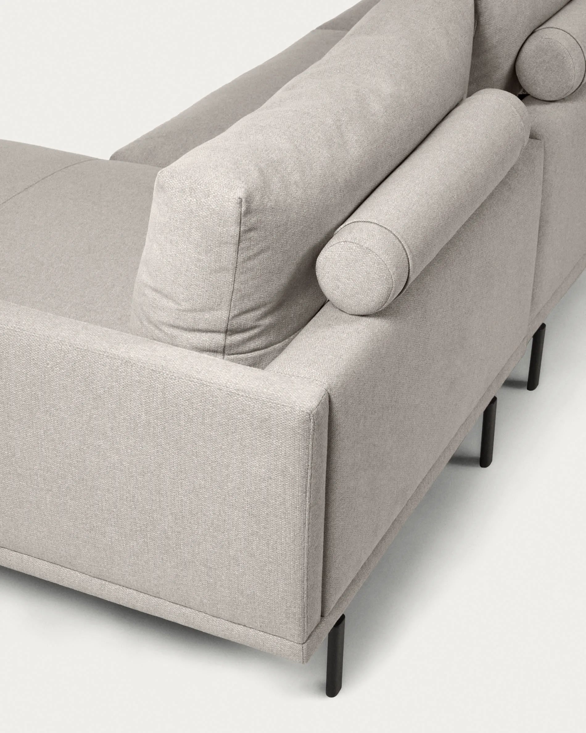 Das Galene Sofa in Beige mit rechter Chaiselongue bietet stilvollen Komfort und Nachhaltigkeit für Ihr Wohnzimmer.