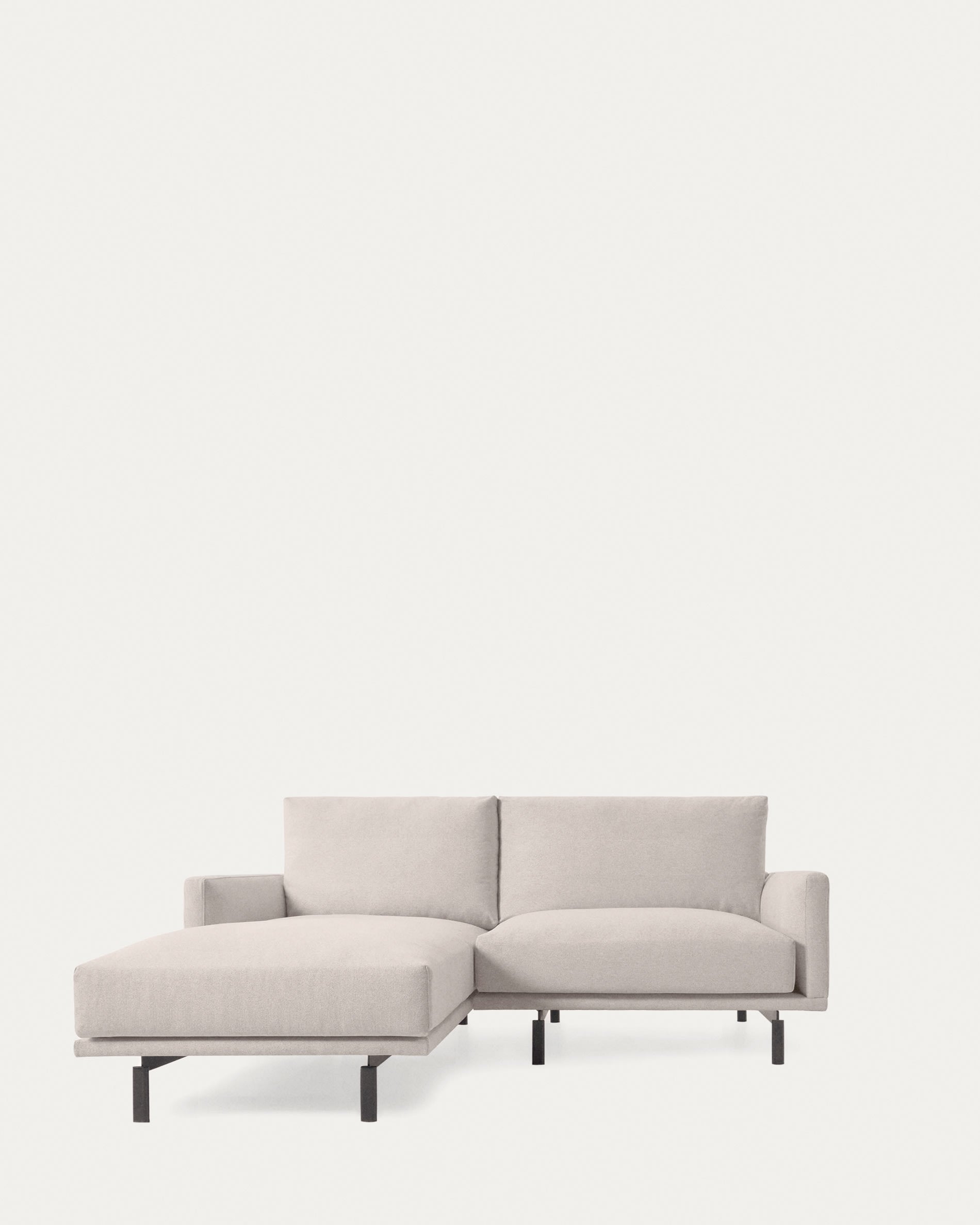 Galene 3-Sitzer Sofa beige mit Chaiselongue links 214 cm in Beige präsentiert im Onlineshop von KAQTU Design AG. 3er Sofa ist von Kave Home