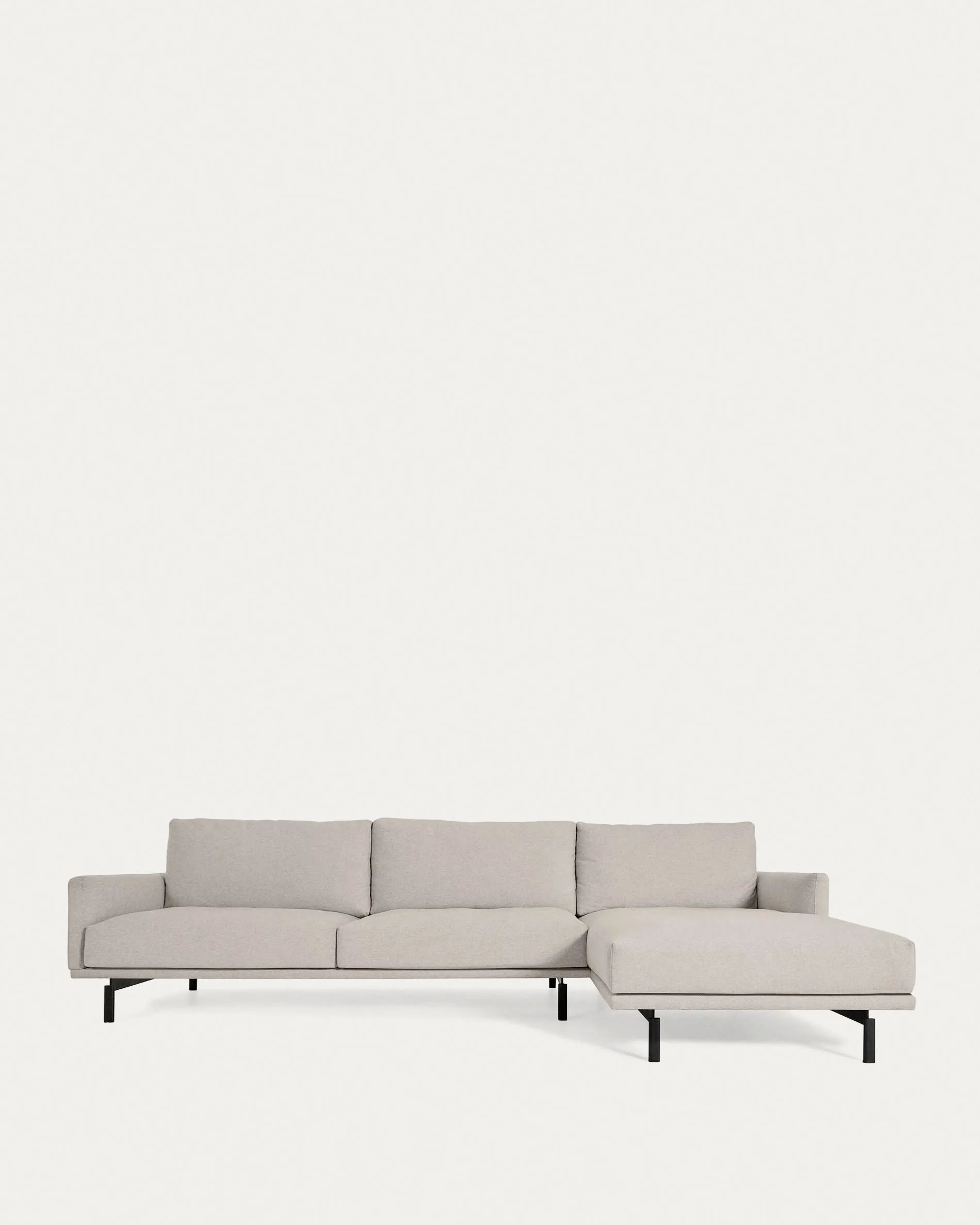 3D-Modell eines eleganten, beigen 4-Sitzer Sofas mit rechter Chaiselongue, 314 cm, aus recyceltem PET.