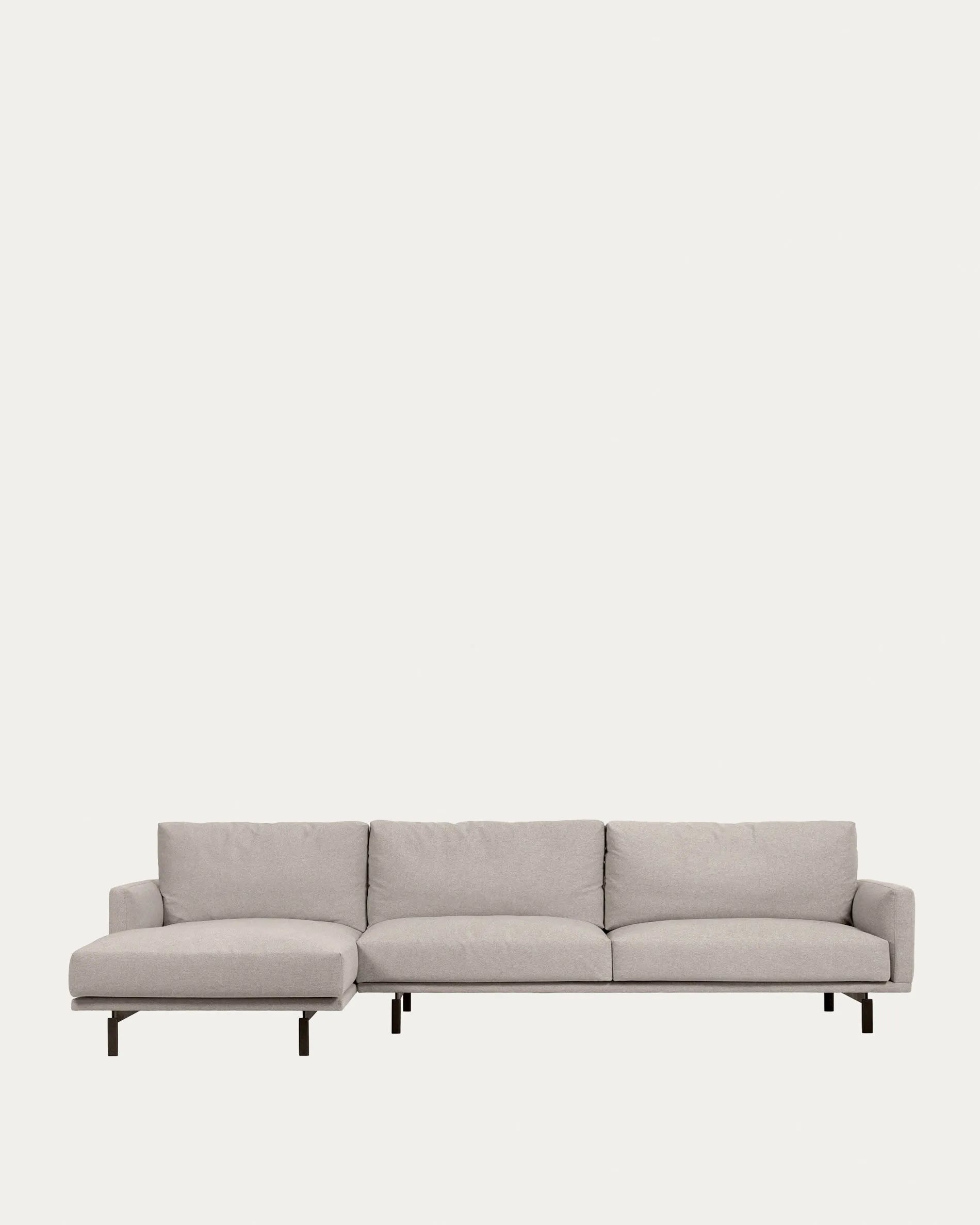 Elegantes beiges 4-Sitzer Sofa mit linker Chaiselongue, komfortabel gepolstert, aus nachhaltigen Materialien.