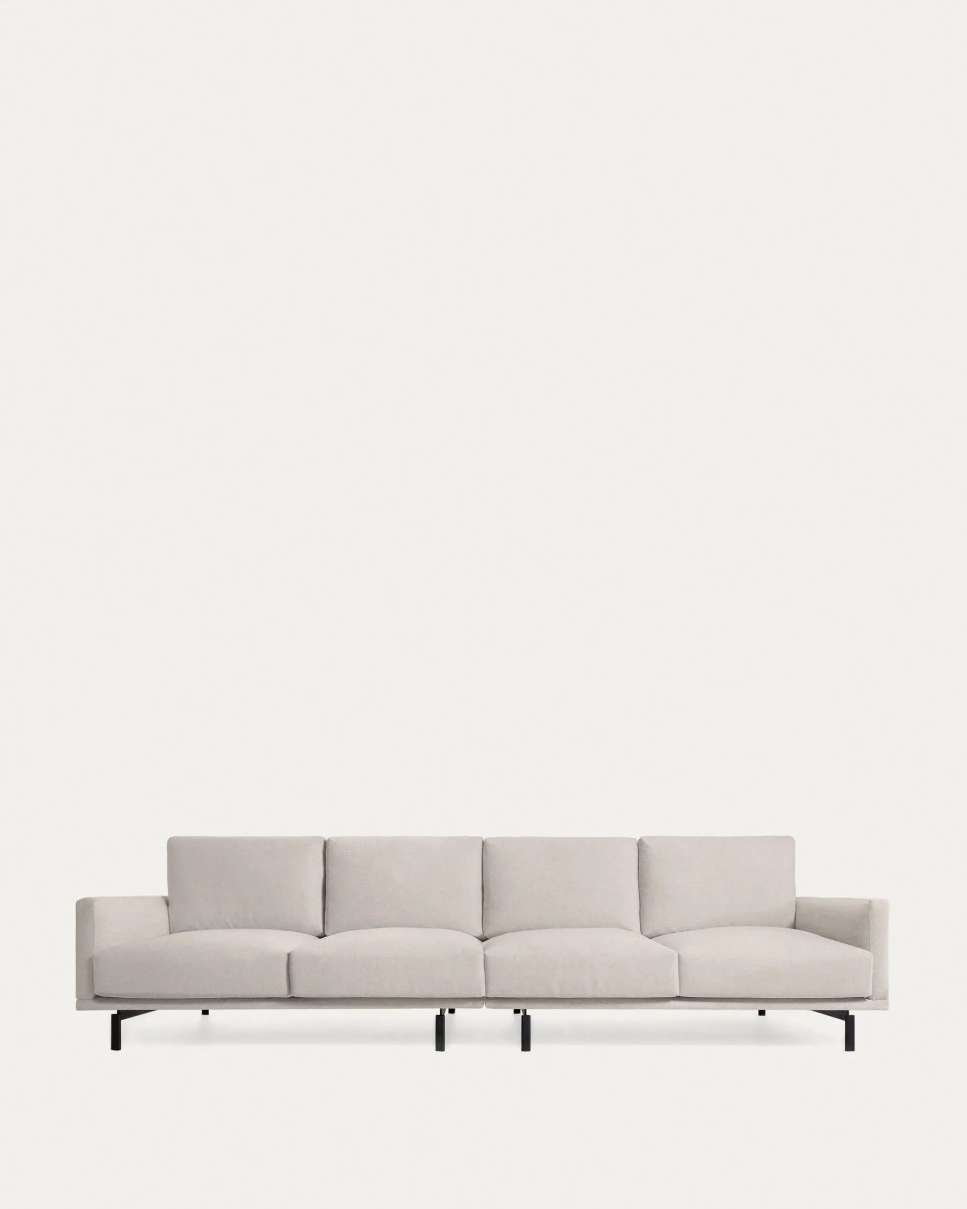 3D-Modell des Galene 4-Sitzer Sofas in Beige, 334 cm: Elegantes, modernes Design, komfortabel und nachhaltig.