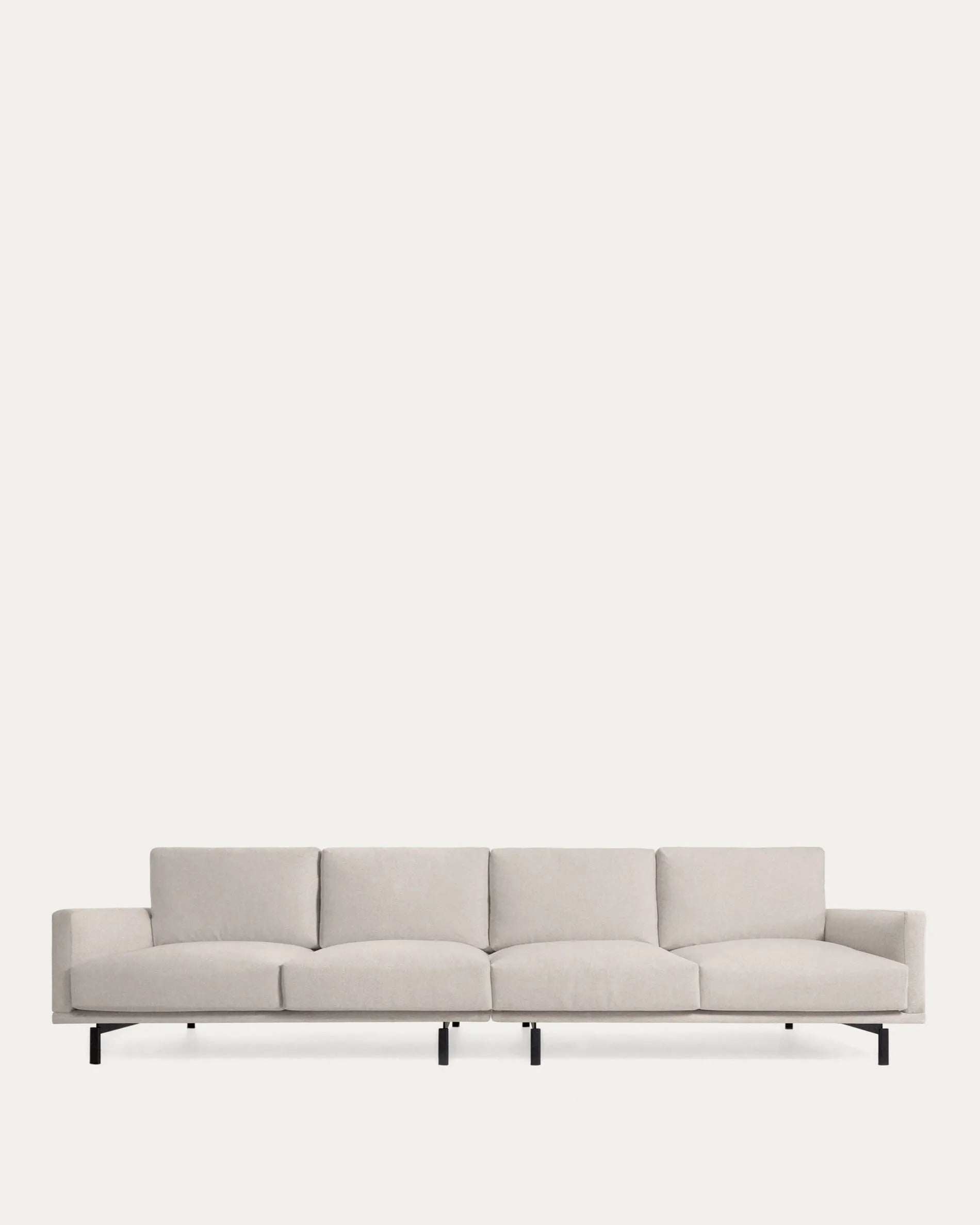 Elegantes, nachhaltiges 4-Sitzer Sofa in Beige, 414 cm breit, mit Dauneneffekt und recycelter PET-Füllung.