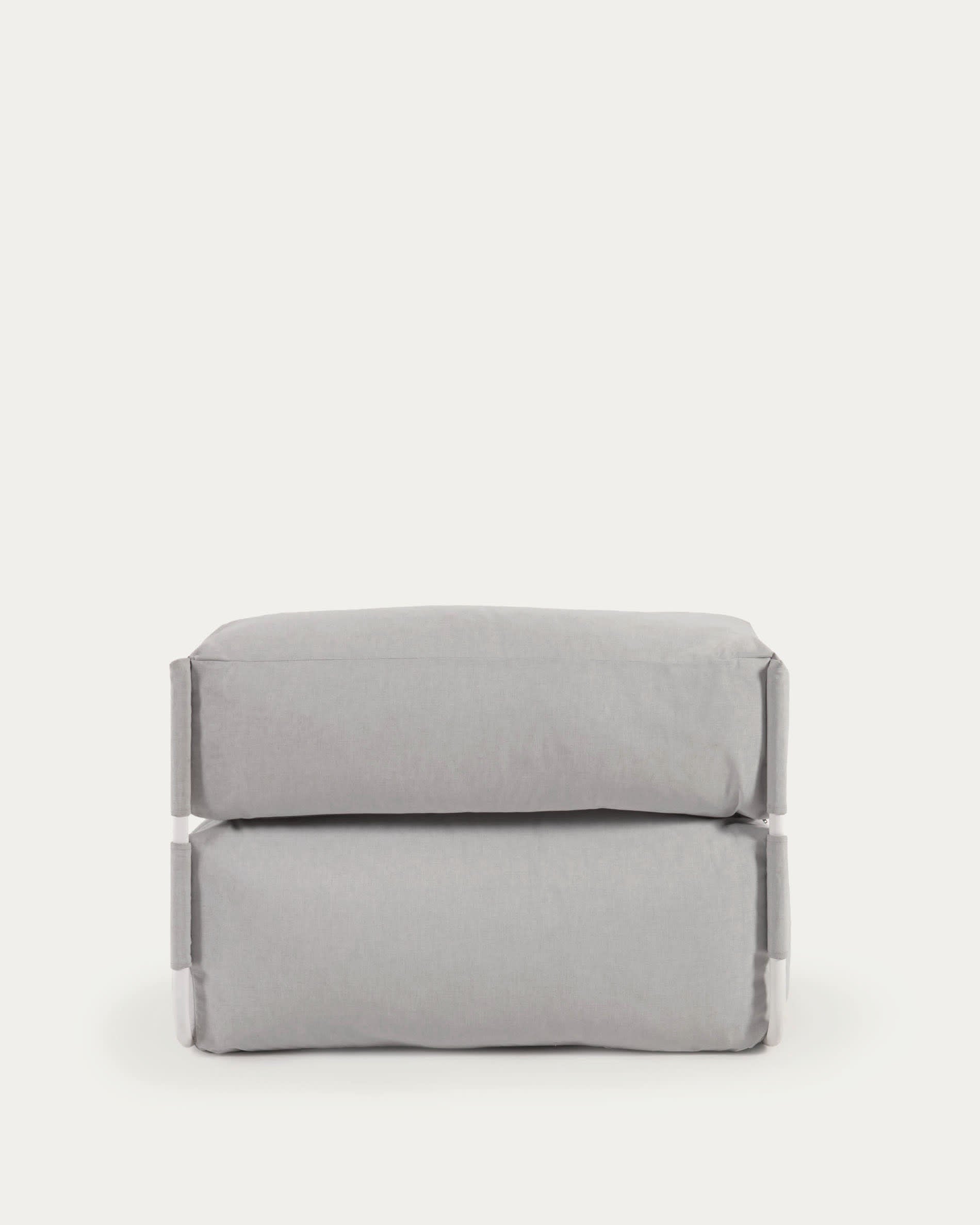 Square Pouf Modularsofa Rückenlehne 100% Outdoor hellgrau und Aluminium weiss 101 x 101 cm in Grau präsentiert im Onlineshop von KAQTU Design AG. Lounge Sofa ist von Kave Home