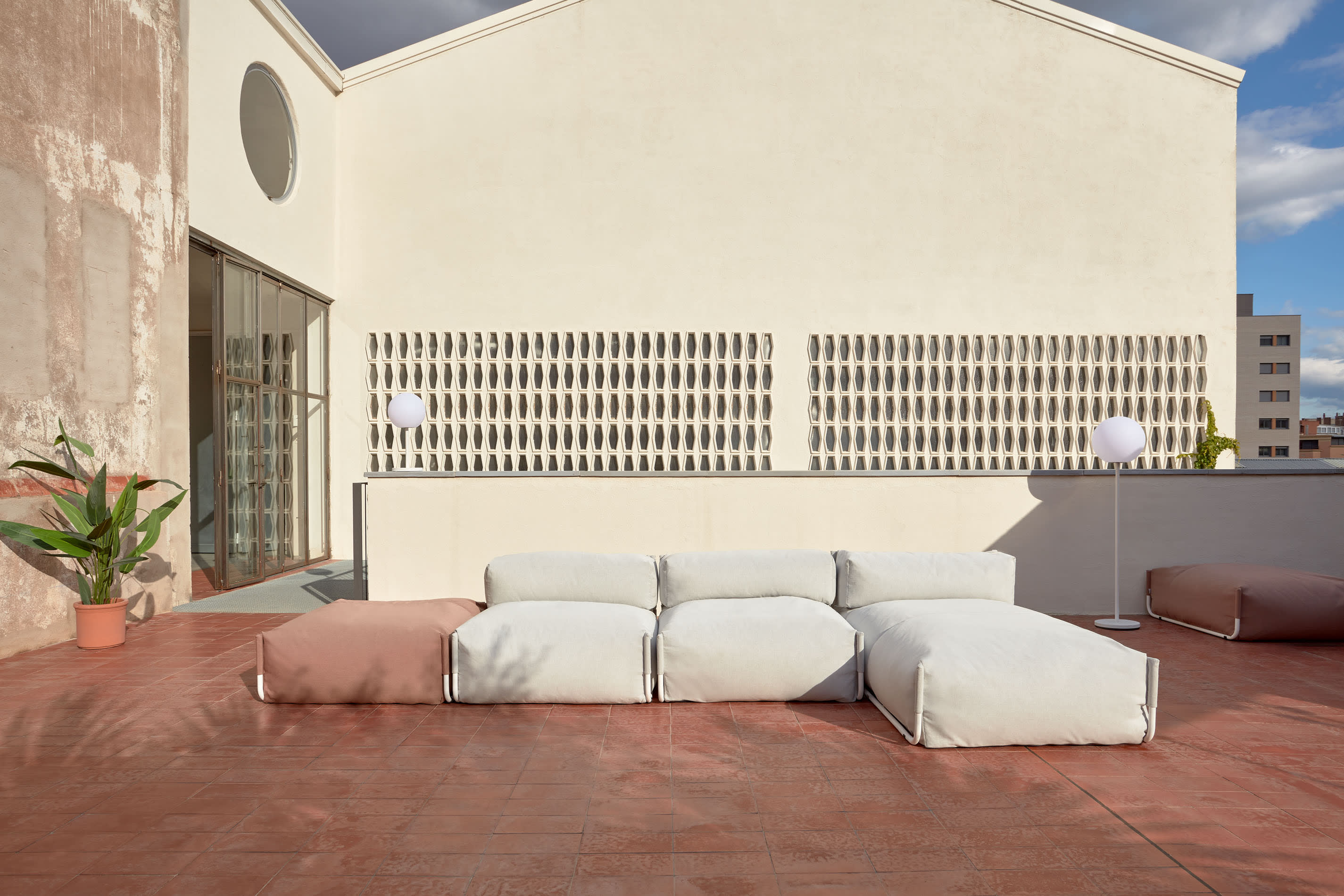 Square Pouf Modularsofa Rückenlehne 100% Outdoor hellgrau und Aluminium weiss 101 x 101 cm in Grau präsentiert im Onlineshop von KAQTU Design AG. Lounge Sofa ist von Kave Home