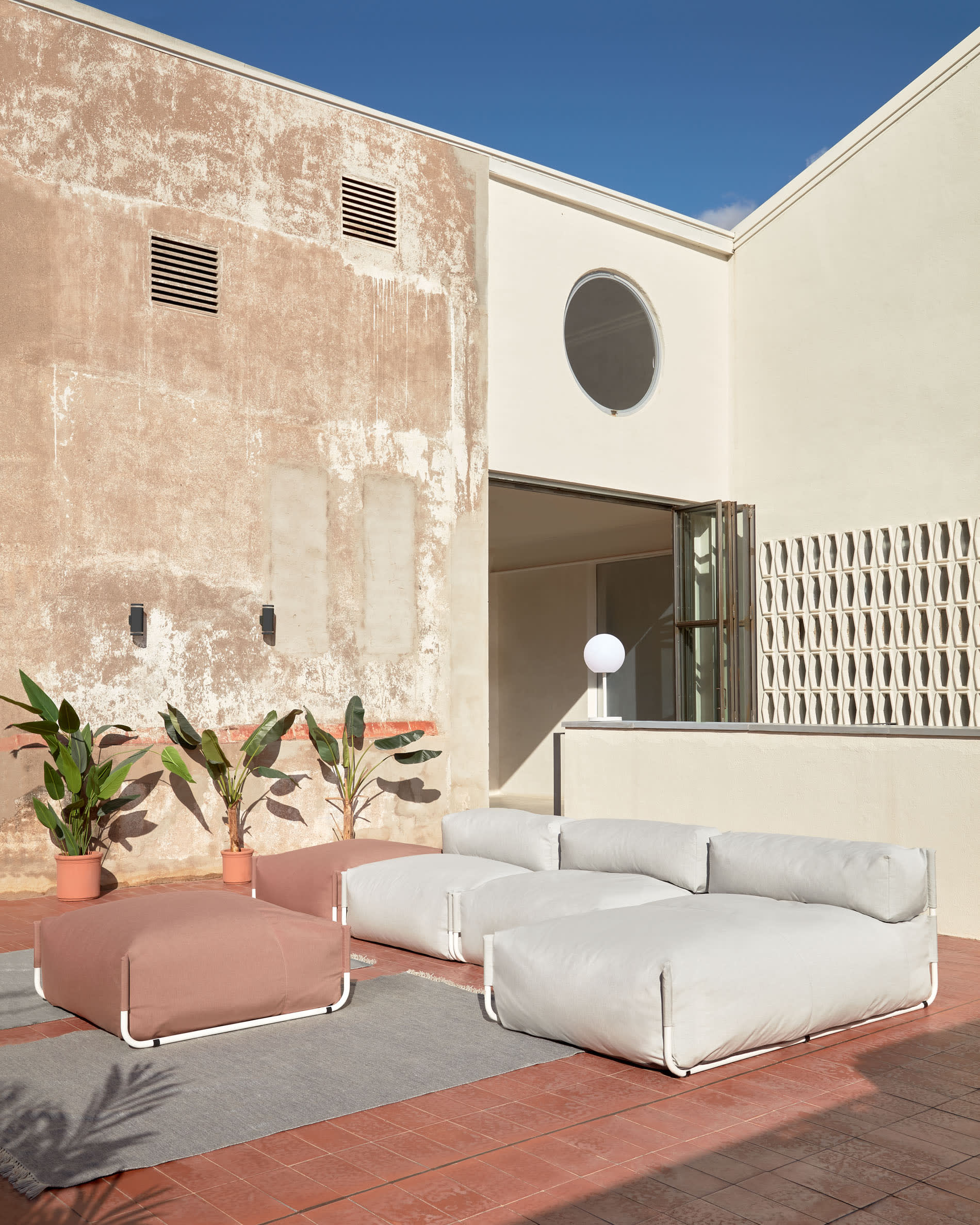 Square Pouf Modularsofa Rückenlehne 100% Outdoor hellgrau und Aluminium weiss 101 x 101 cm in Grau präsentiert im Onlineshop von KAQTU Design AG. Lounge Sofa ist von Kave Home