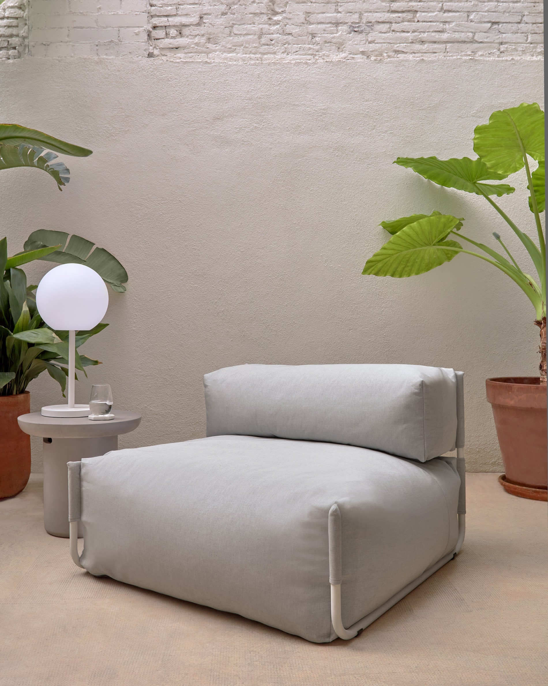 Square Pouf Modularsofa Rückenlehne 100% Outdoor hellgrau und Aluminium weiss 101 x 101 cm in Grau präsentiert im Onlineshop von KAQTU Design AG. Lounge Sofa ist von Kave Home