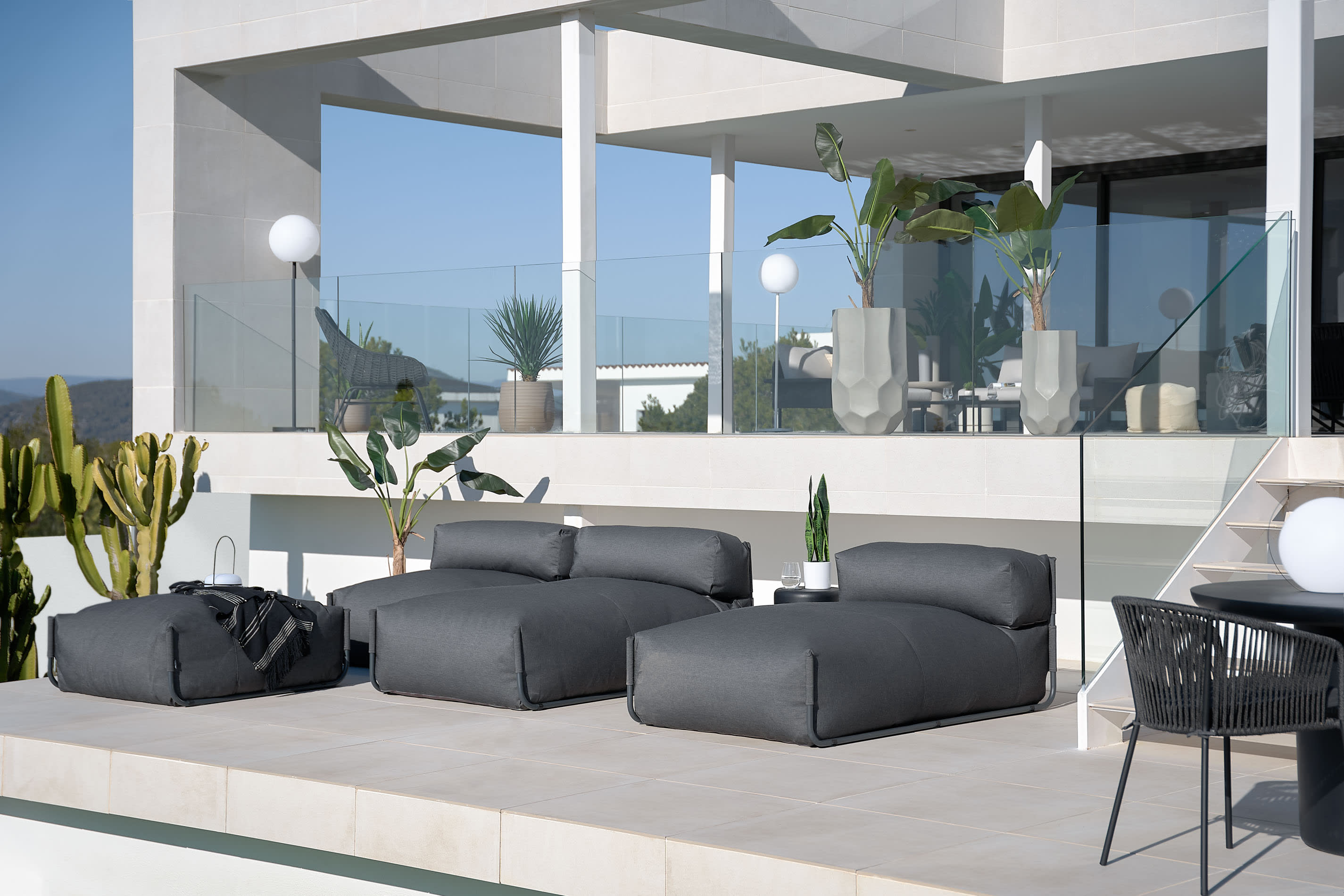 Square Pouf Modularsofa 100% outdoor m. Rückenlehne dunkelgrau Alu schwarz 101 x 101 cm in Grau präsentiert im Onlineshop von KAQTU Design AG. Lounge Sofa ist von Kave Home