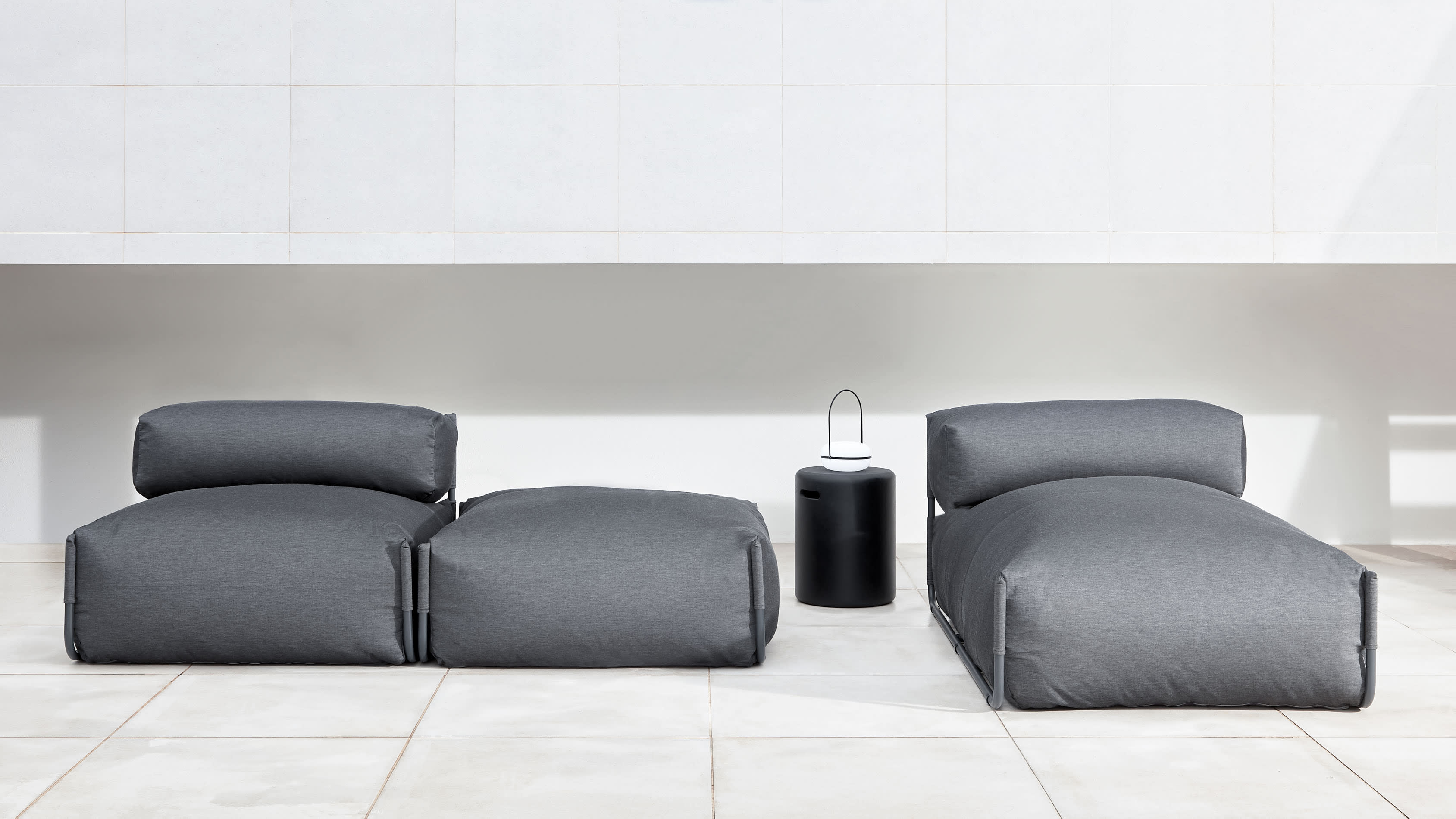 Square Pouf Modularsofa 100% outdoor m. Rückenlehne dunkelgrau Alu schwarz 101 x 101 cm in Grau präsentiert im Onlineshop von KAQTU Design AG. Lounge Sofa ist von Kave Home