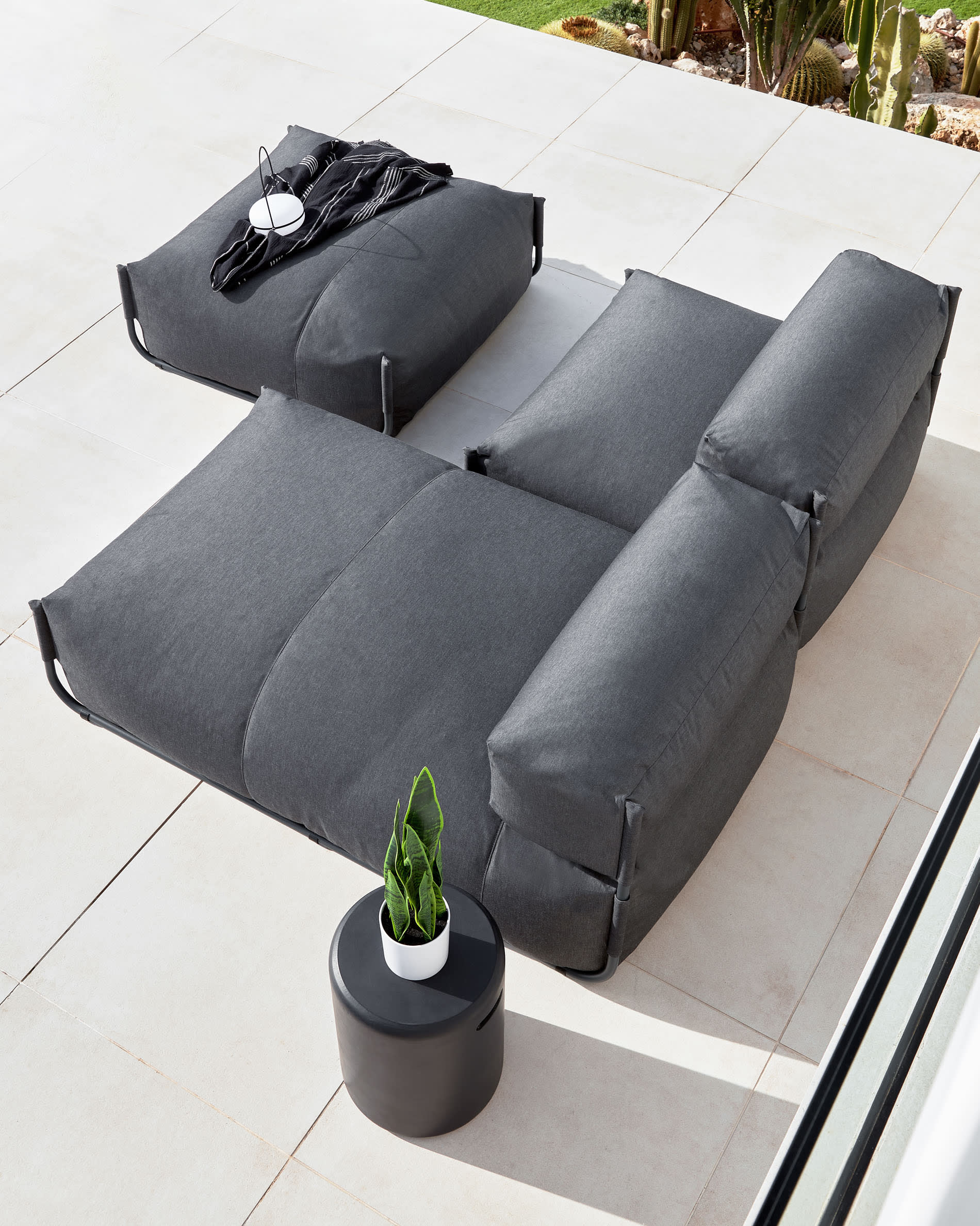 Square Pouf Modularsofa 100% outdoor m. Rückenlehne dunkelgrau Alu schwarz 101 x 101 cm in Grau präsentiert im Onlineshop von KAQTU Design AG. Lounge Sofa ist von Kave Home