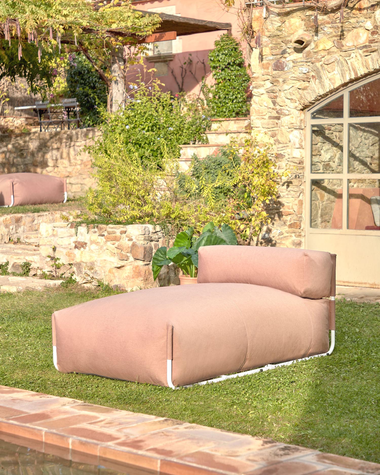 Square Pouf Modularsofa longue m. Rückenlehne 100% outdoor terrakotta Alu weiss 165x101cm in Terrakotta präsentiert im Onlineshop von KAQTU Design AG. Lounge Sofa ist von Kave Home