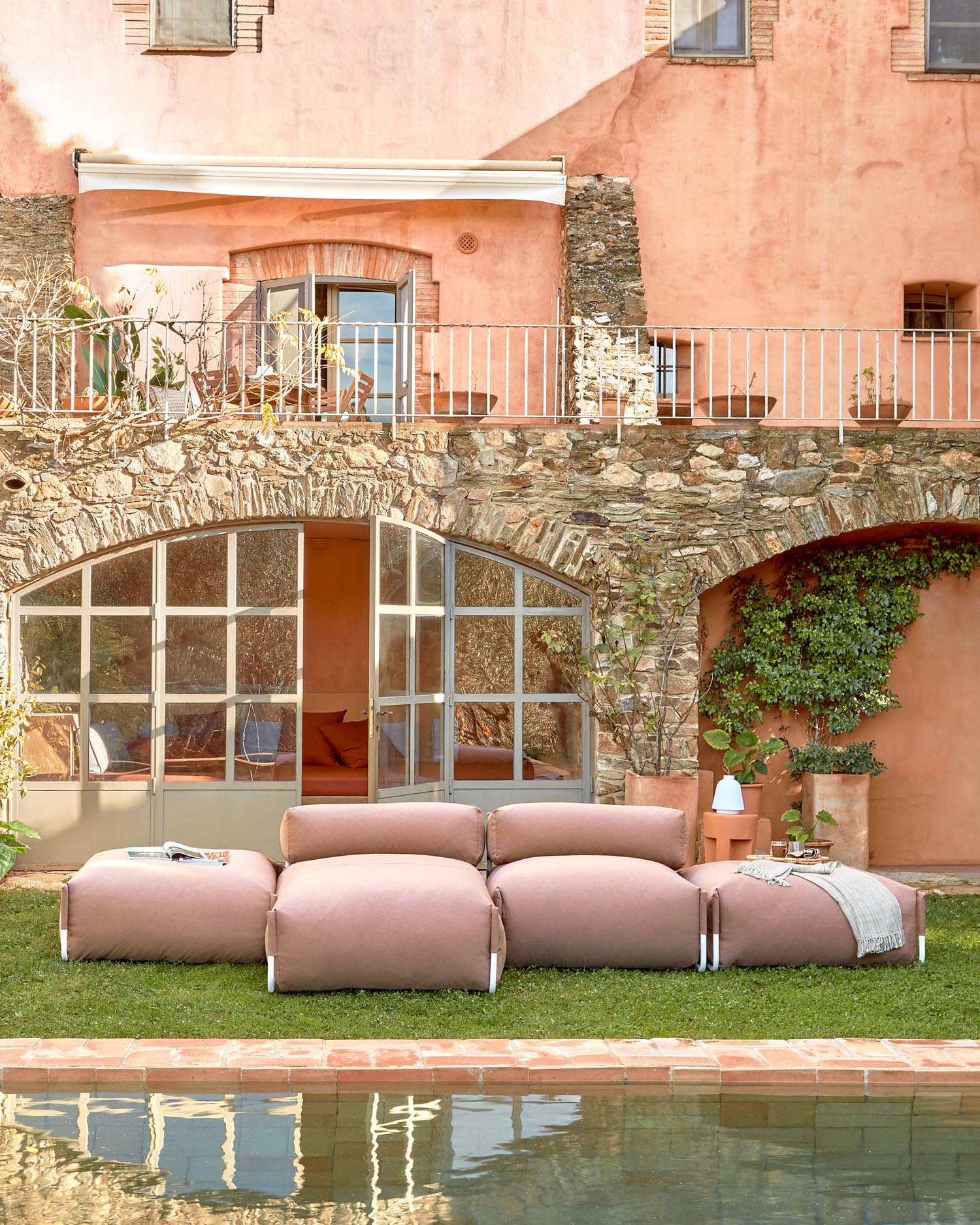 Square Pouf Modularsofa longue m. Rückenlehne 100% outdoor terrakotta Alu weiss 165x101cm in Terrakotta präsentiert im Onlineshop von KAQTU Design AG. Lounge Sofa ist von Kave Home