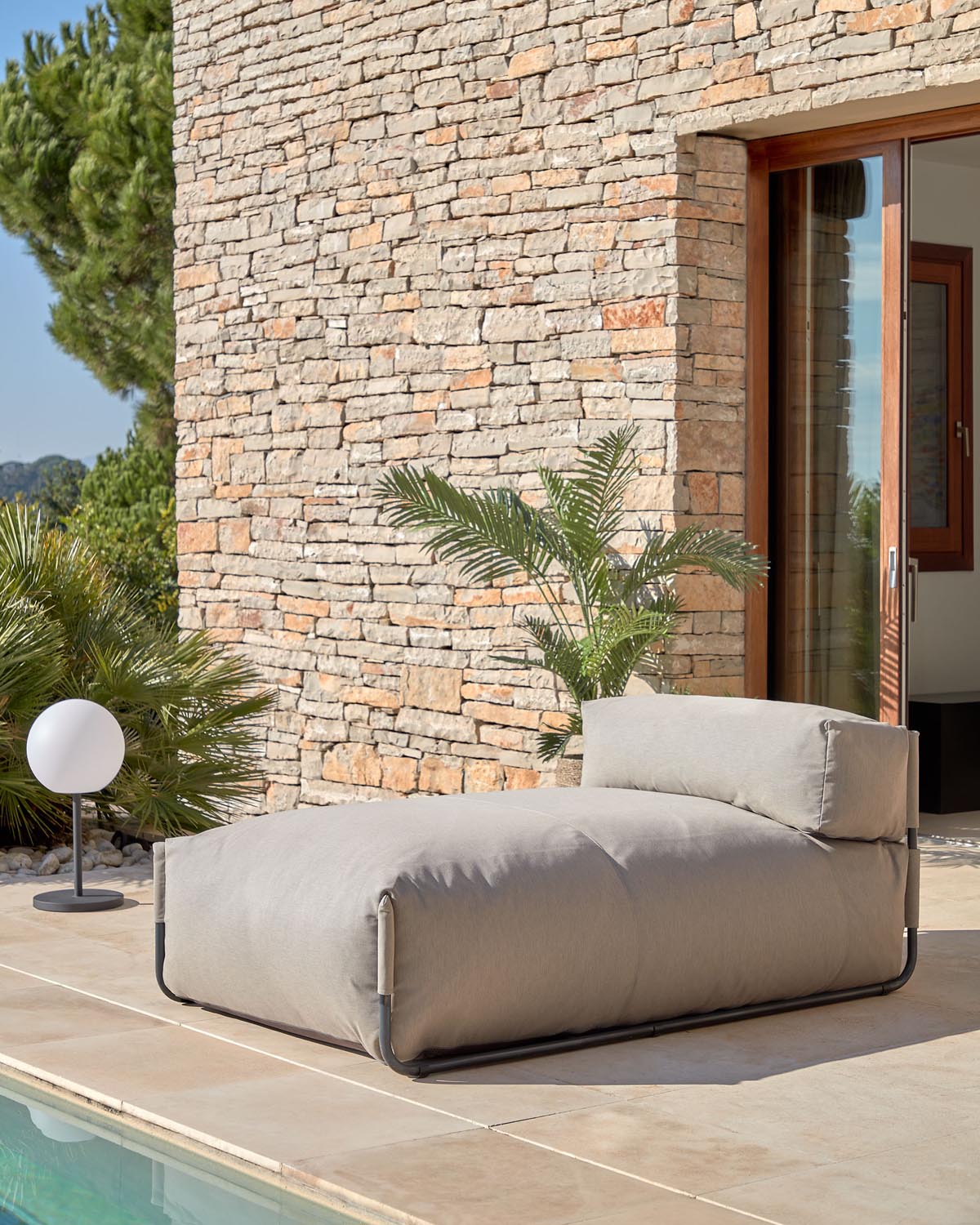 Square Pouf Modularsofa longue m. Rückenlehne 100% outdoor grün und Alu schwarz 165x101 cm in Grün präsentiert im Onlineshop von KAQTU Design AG. Lounge Sofa ist von Kave Home