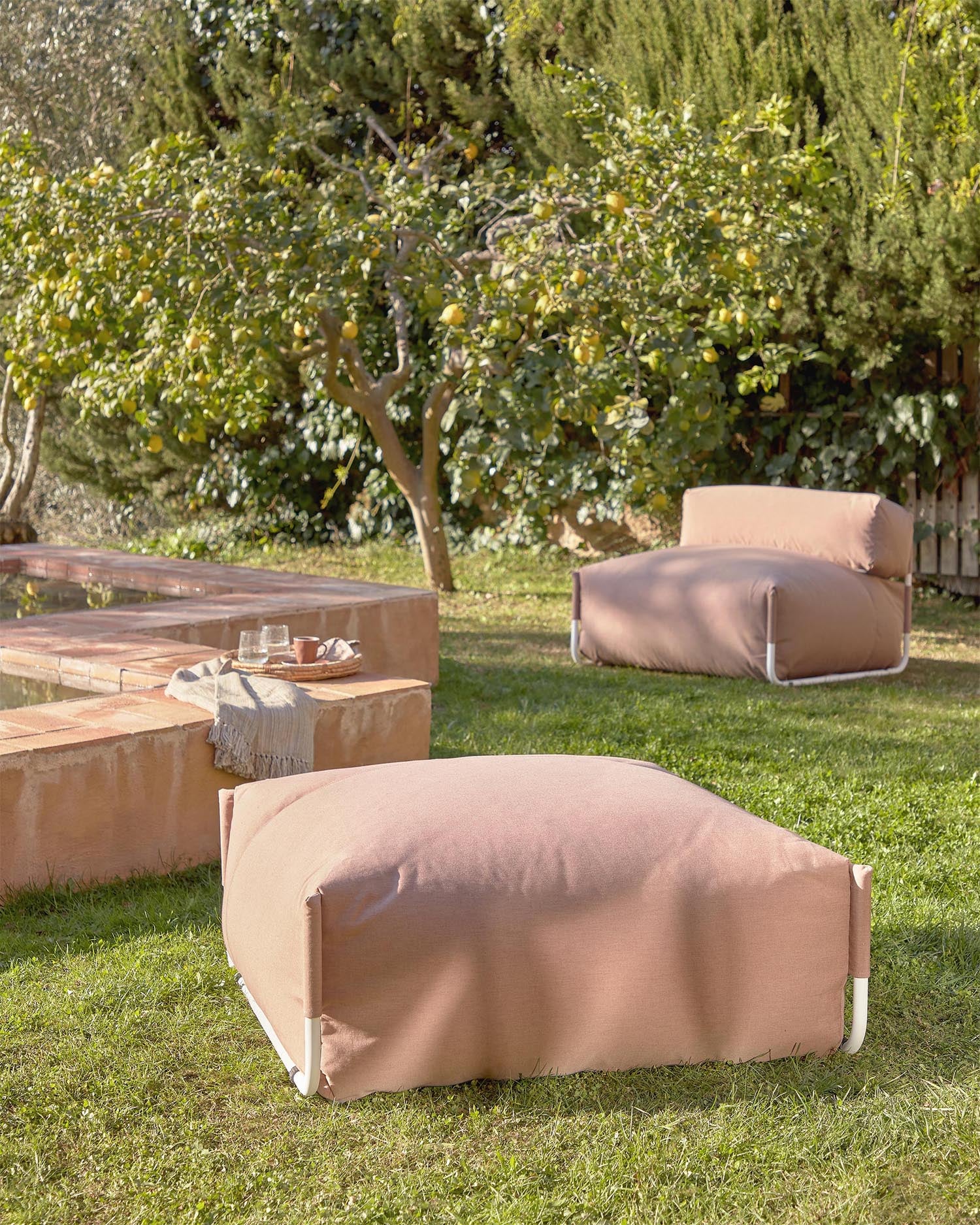 Square Pouf Modularsofa 100% für Outdoor terrakotta und weisses Aluminium 101 x 101 cm in Terrakotta präsentiert im Onlineshop von KAQTU Design AG. Lounge Sofa ist von Kave Home