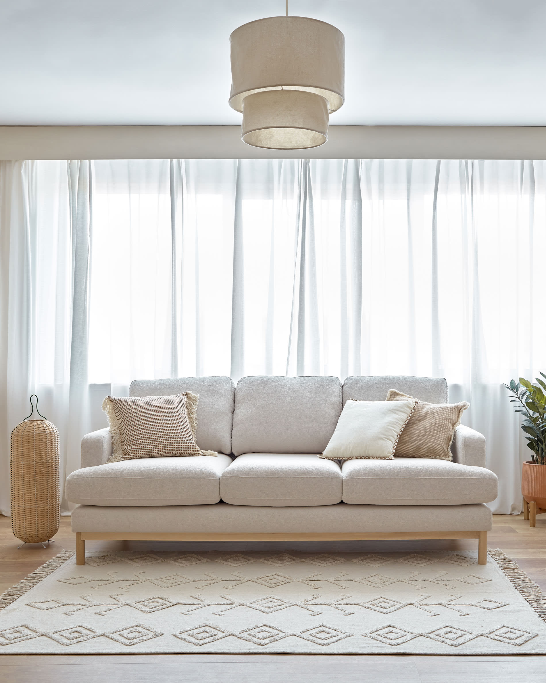 Sofa Mihaela für 3 Sitzer mit Mikro-Bouclé-Bezug in Weiss 203 cm FSC Mix Credit in Weiß präsentiert im Onlineshop von KAQTU Design AG. 3er Sofa ist von Kave Home