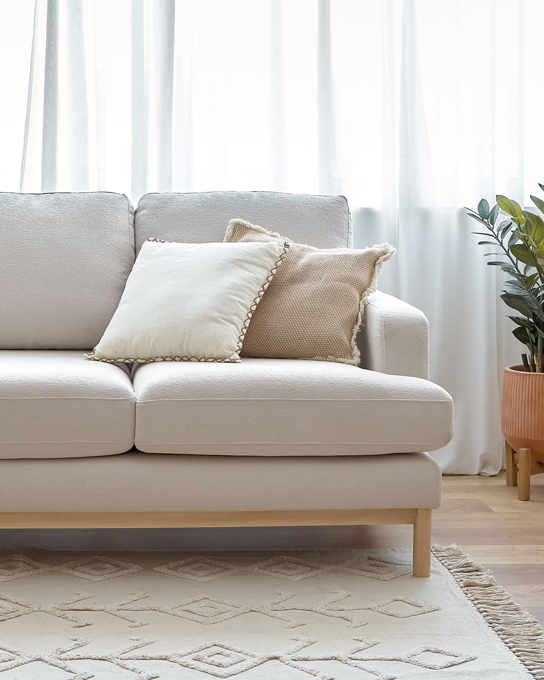 Sofa Mihaela für 3 Sitzer mit Mikro-Bouclé-Bezug in Weiss 203 cm FSC Mix Credit in Weiß präsentiert im Onlineshop von KAQTU Design AG. 3er Sofa ist von Kave Home