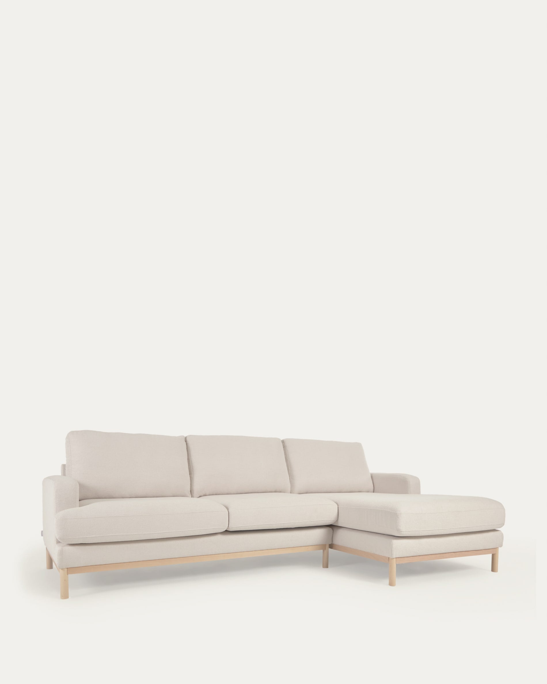 Sofa Mihaela für 3 Sitzer mit Chaiselongue rechts mit Mikro-Bouclé-Bezug in Weiss 264 cm FSC Mix Credit in Weiß präsentiert im Onlineshop von KAQTU Design AG. 3er Sofa ist von Kave Home